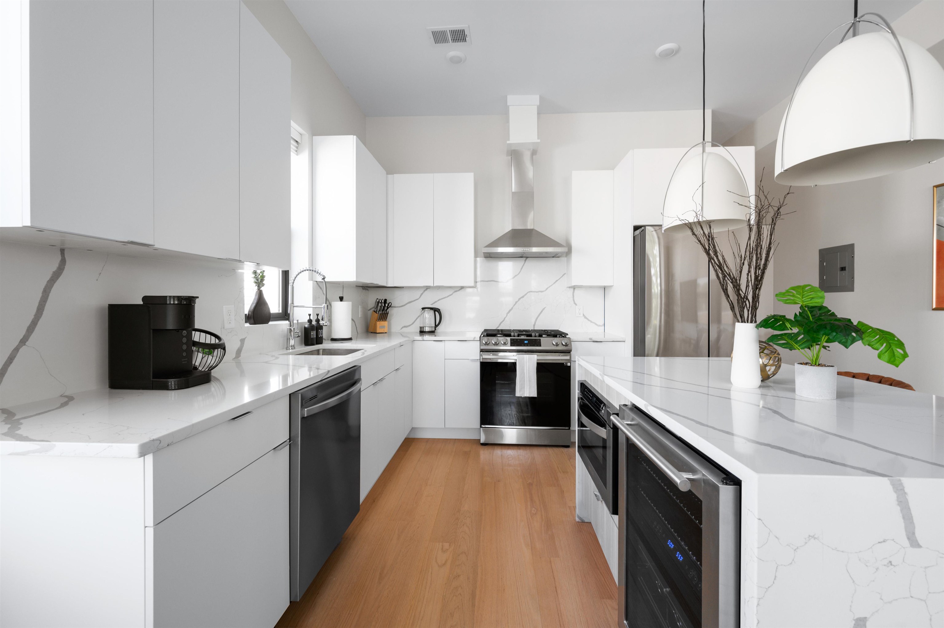 220 FREEMAN AVE Unit: 2