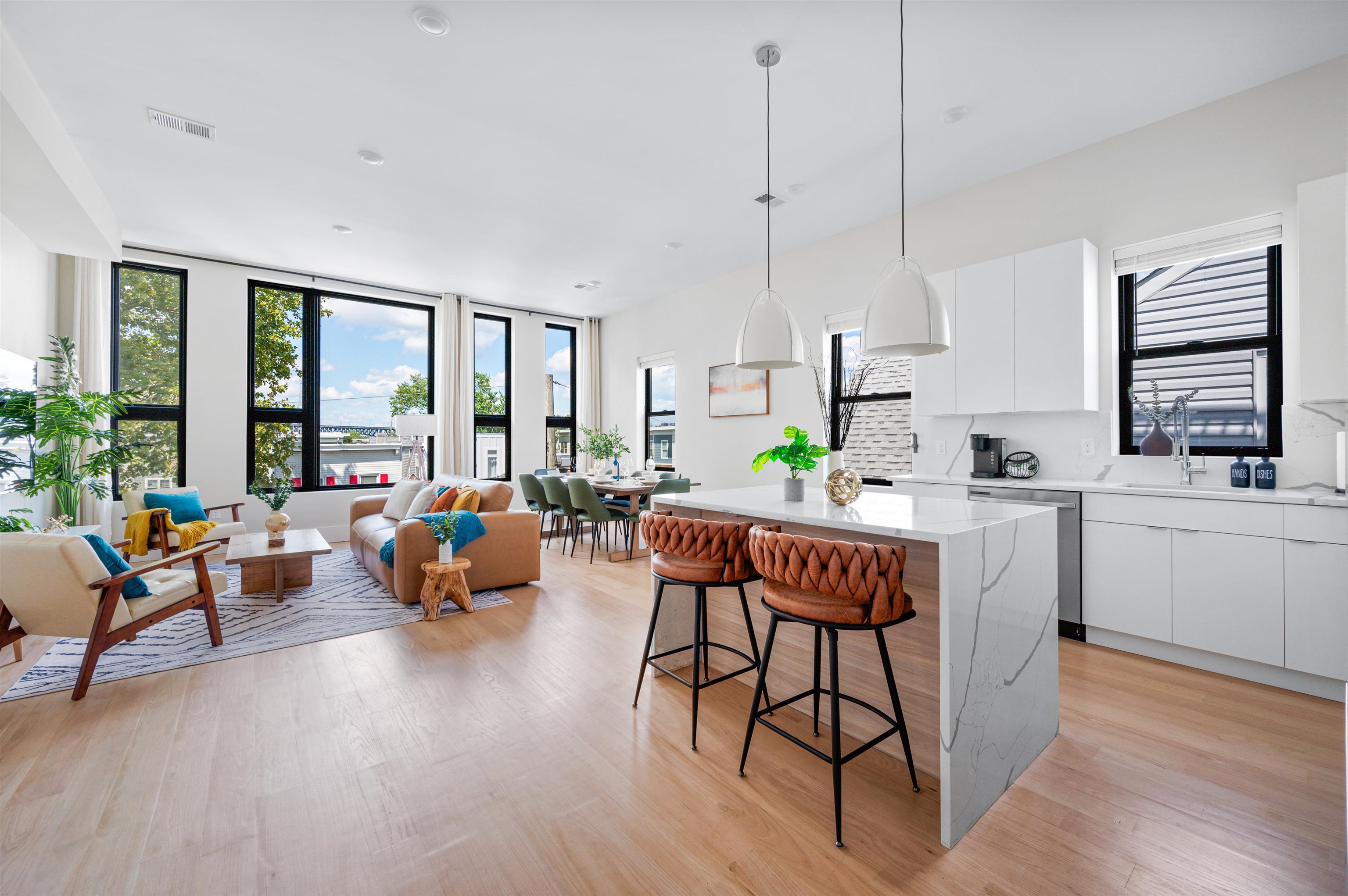 220 FREEMAN AVE Unit: 2