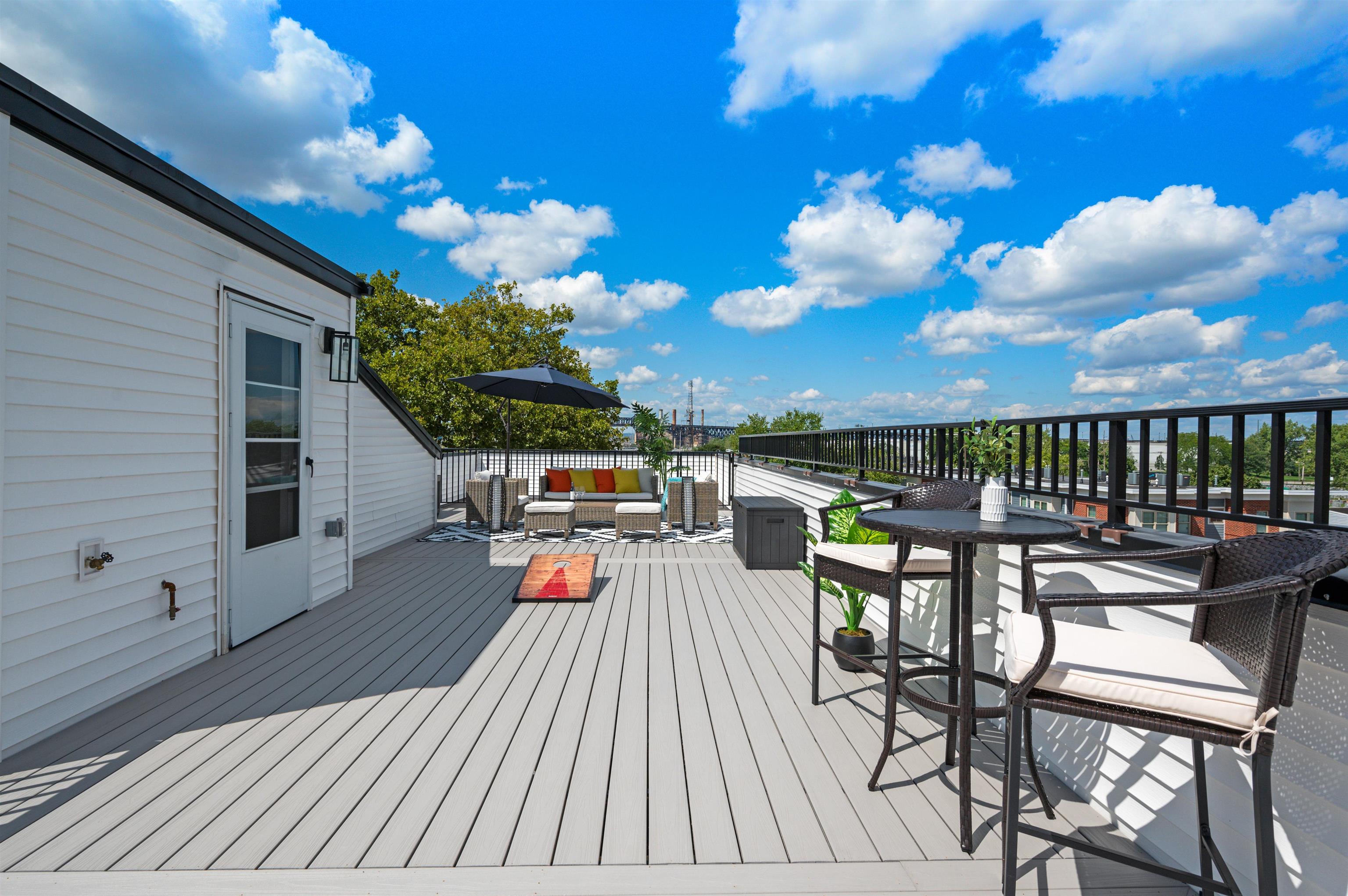 220 FREEMAN AVE Unit: 2