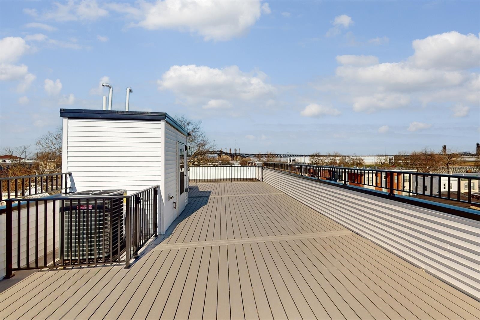 220 FREEMAN AVE Unit: 2