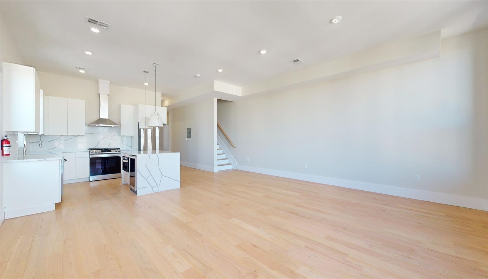 220 FREEMAN AVE Unit: 2