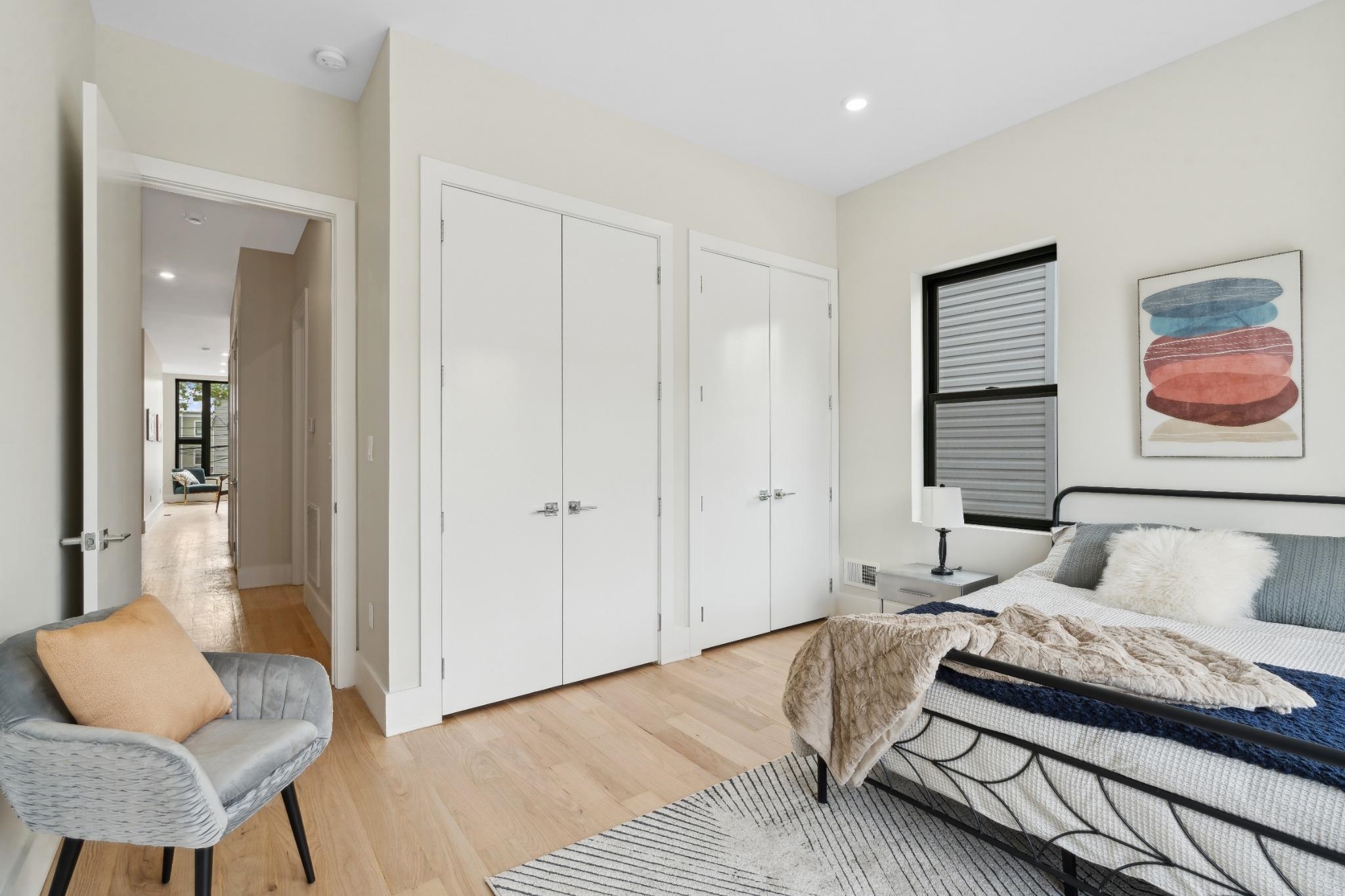 220 FREEMAN AVE Unit: 2