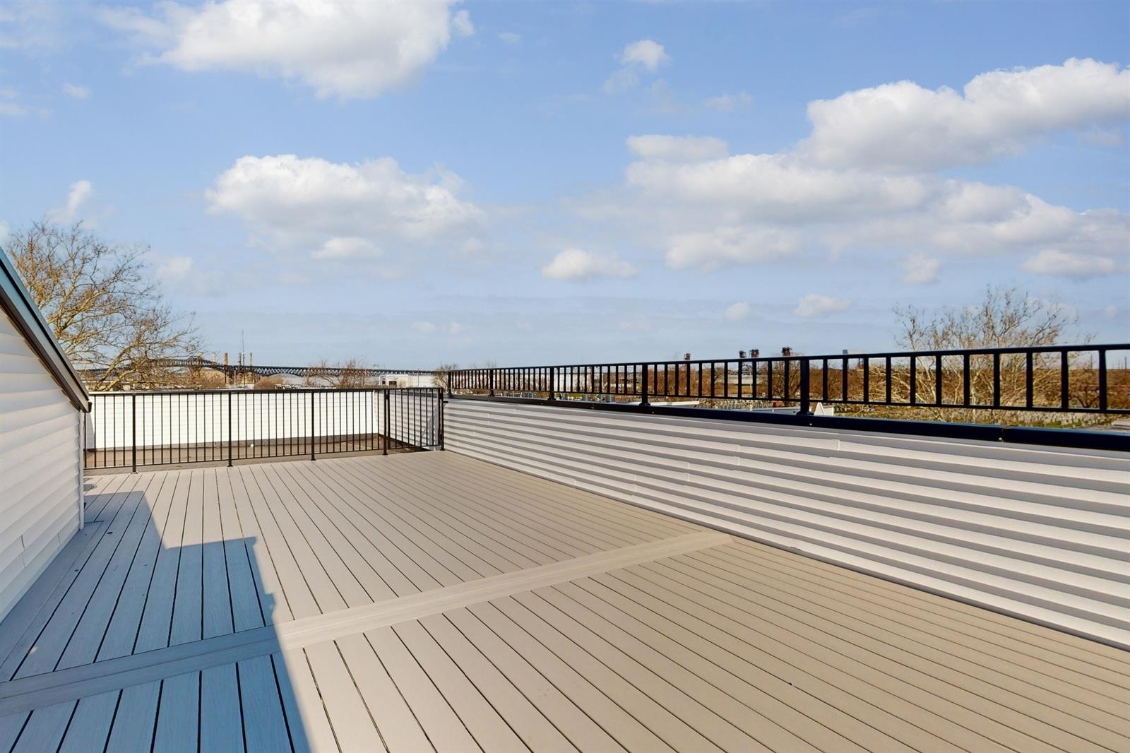 220 FREEMAN AVE Unit: 2