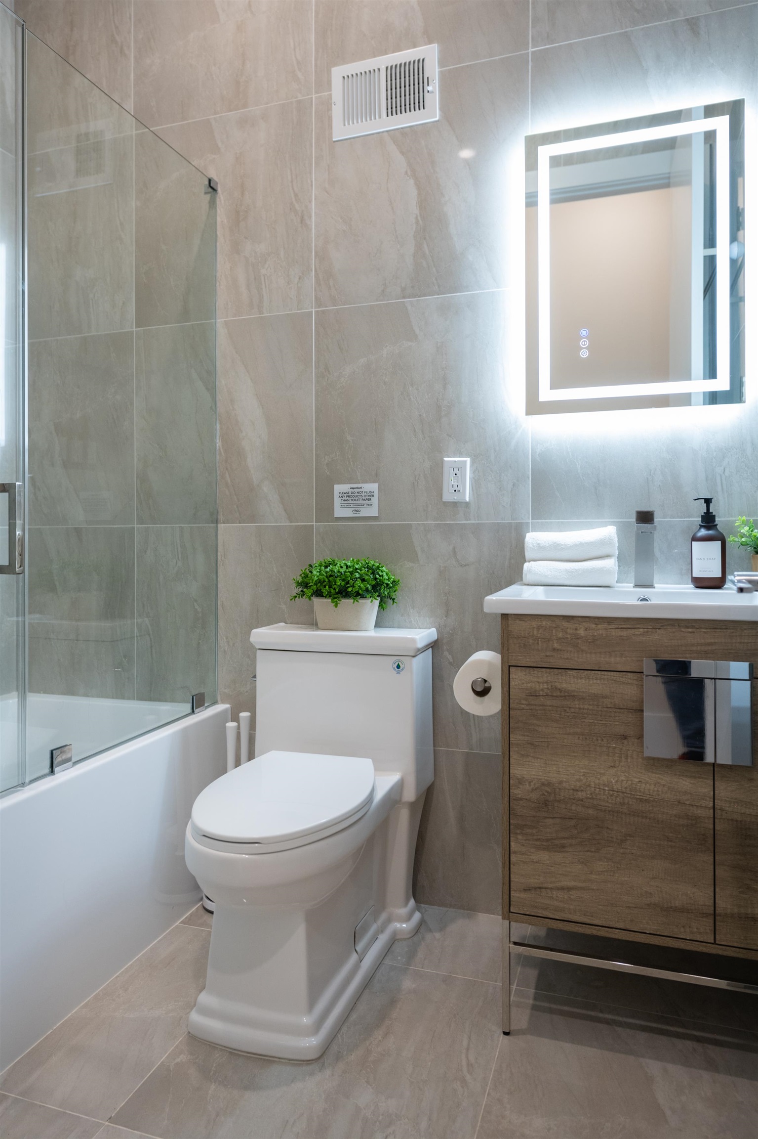 220 FREEMAN AVE Unit: 2