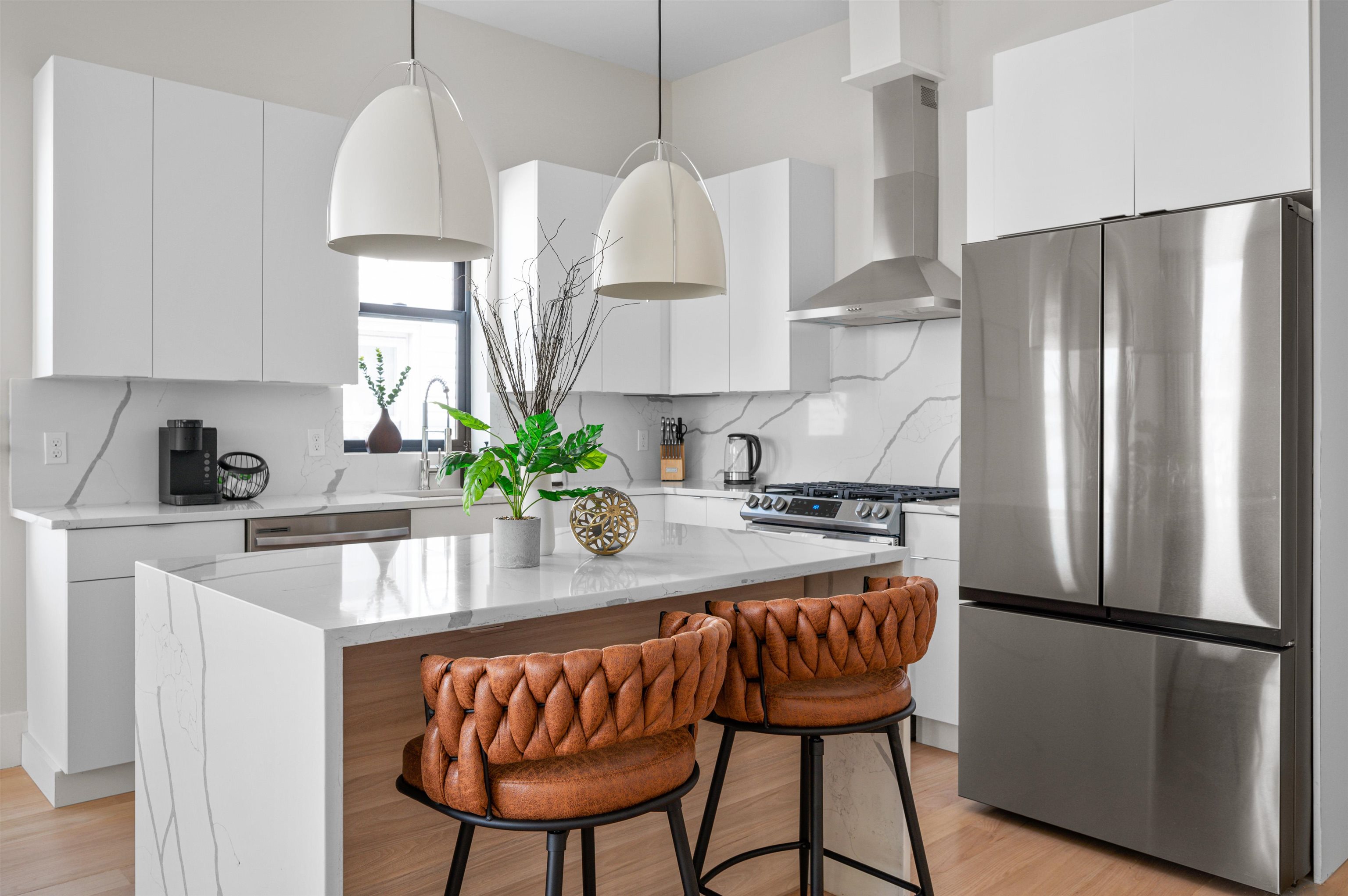 220 FREEMAN AVE Unit: 2