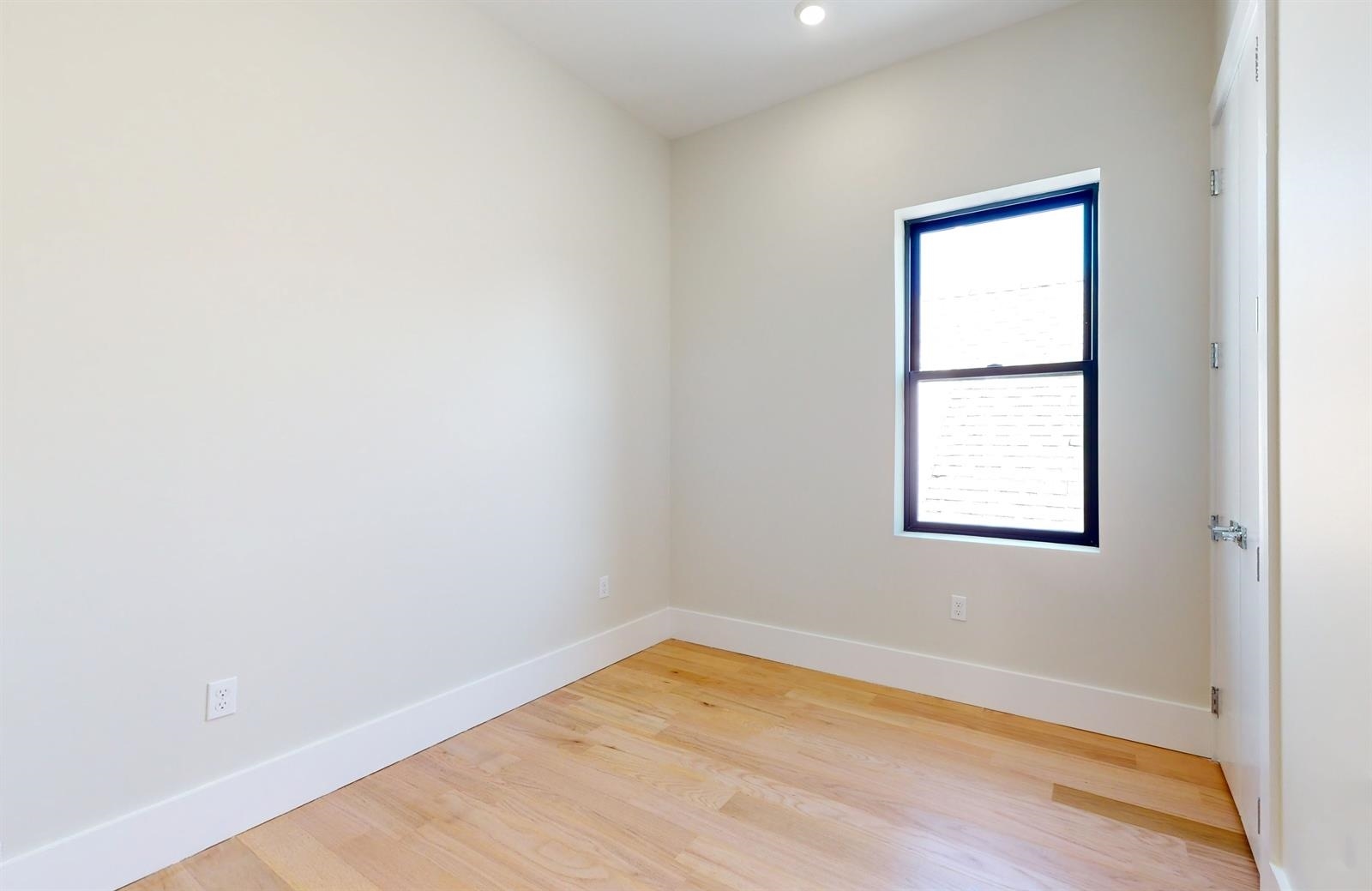 220 FREEMAN AVE Unit: 2