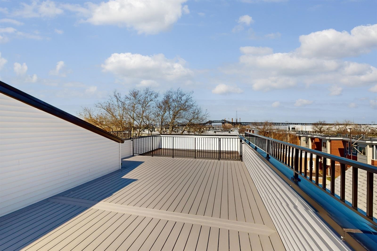 220 FREEMAN AVE Unit: 2