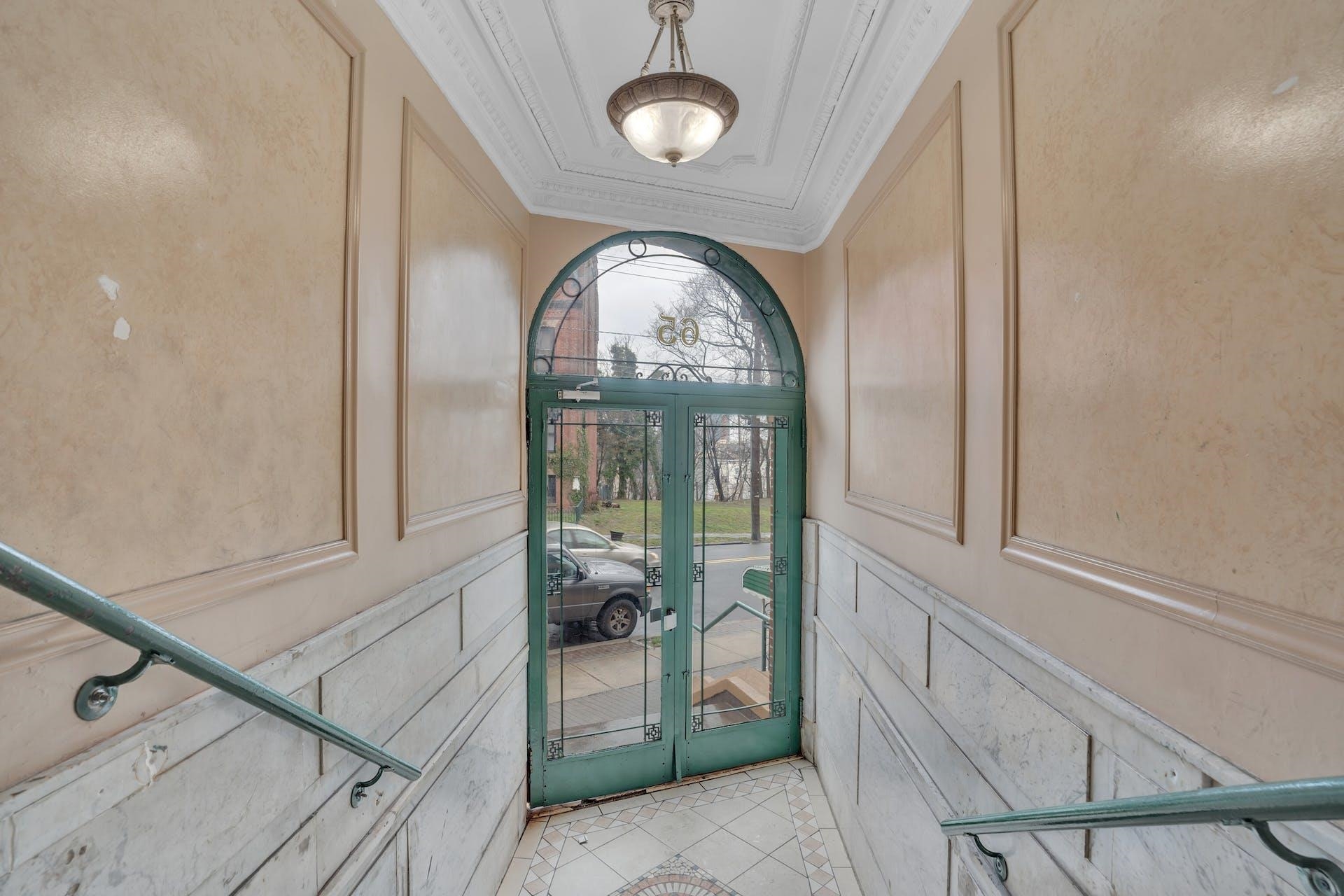 65 SUMMIT AVE Unit: 305