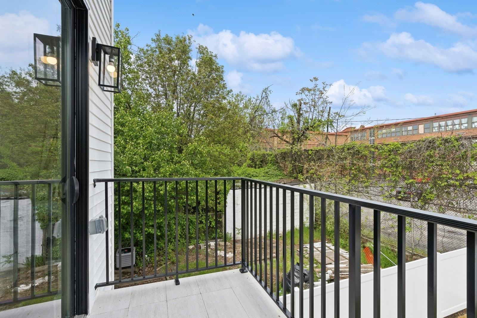 220 FREEMAN AVE Unit: 1