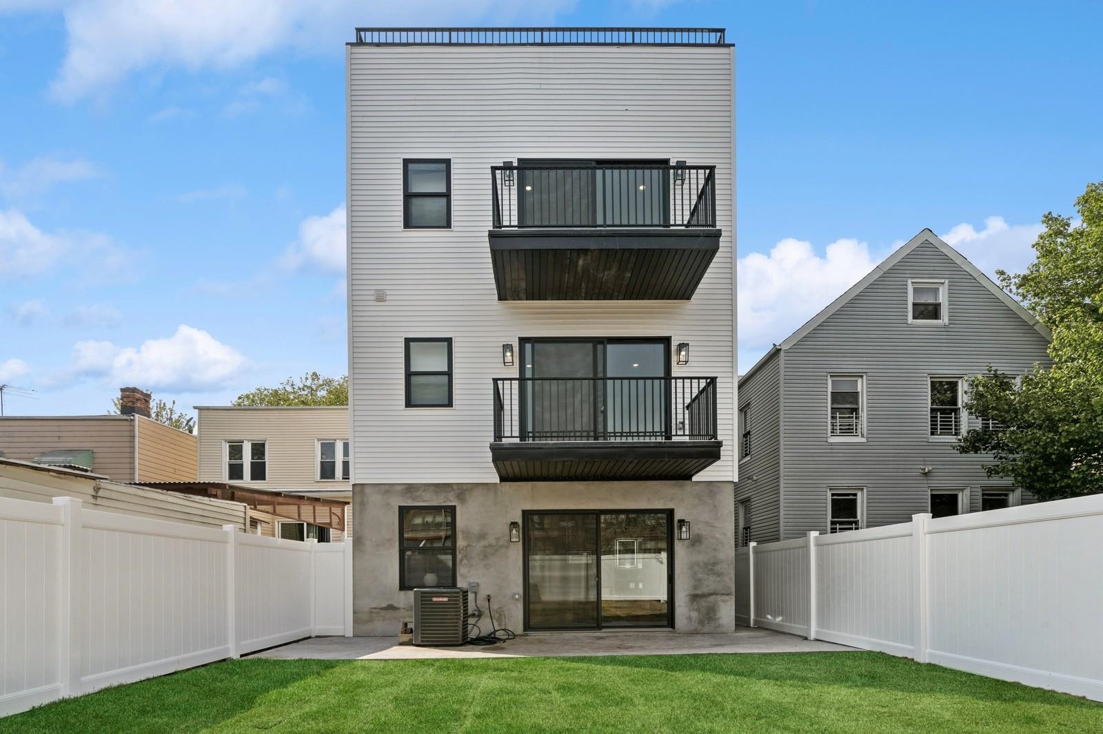 220 FREEMAN AVE Unit: 1