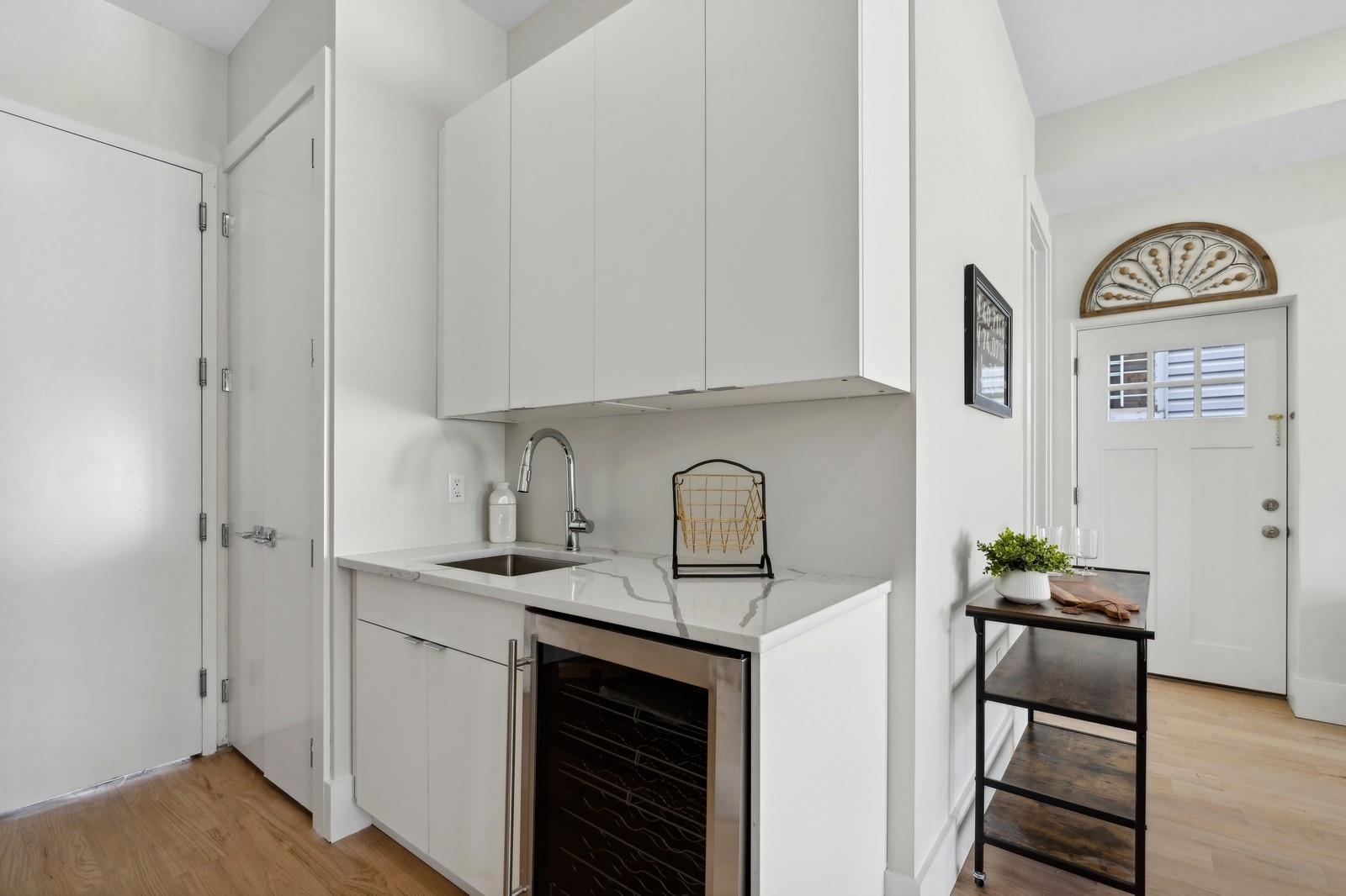 220 FREEMAN AVE Unit: 1