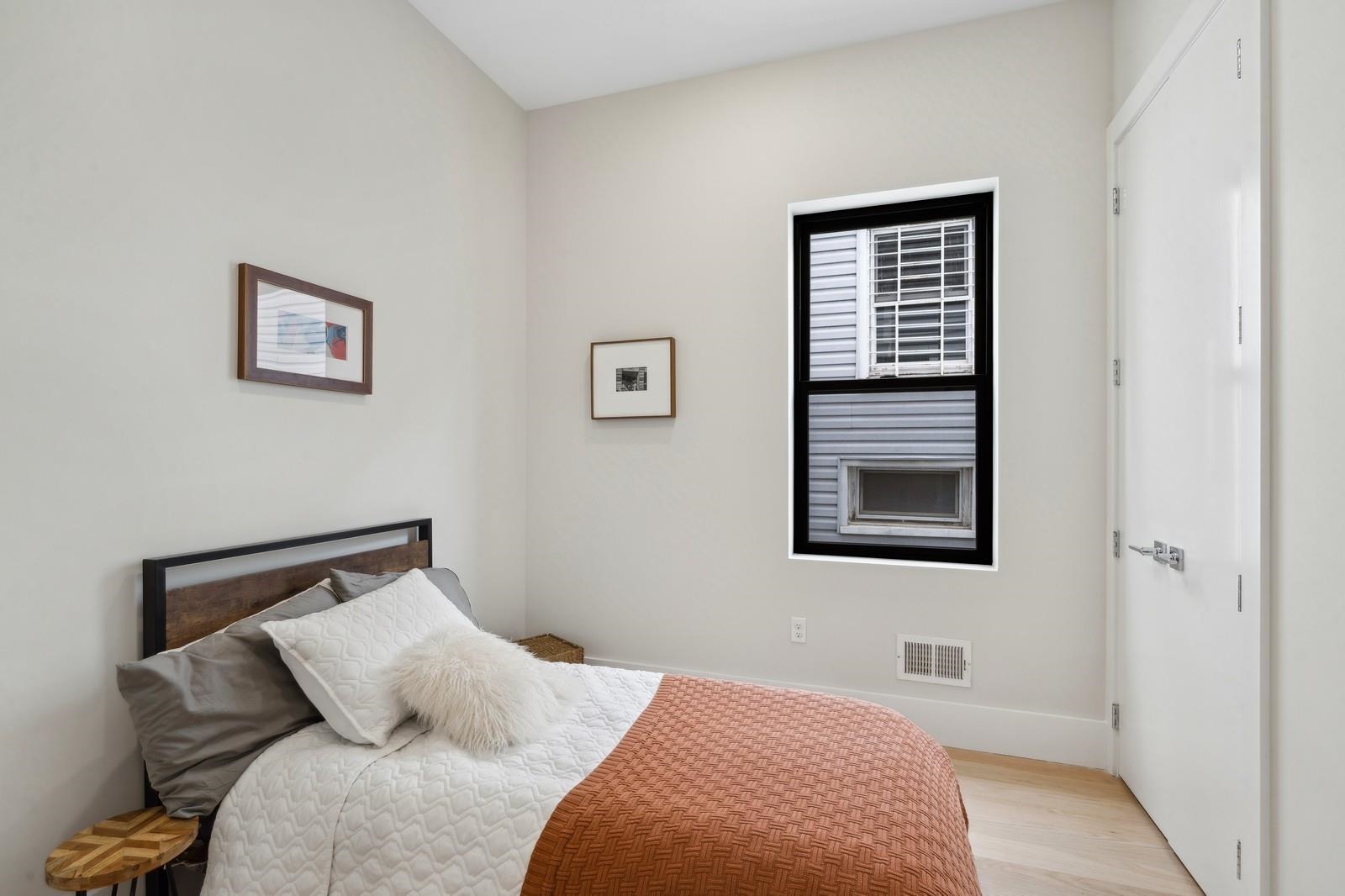 220 FREEMAN AVE Unit: 1