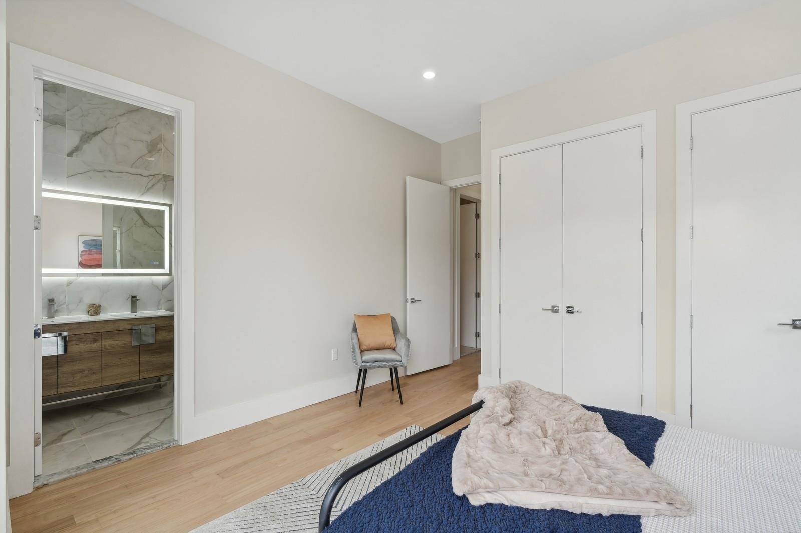 220 FREEMAN AVE Unit: 1