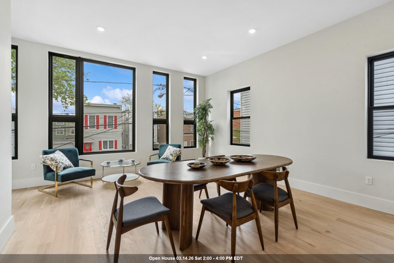 220 FREEMAN AVE Unit: 1