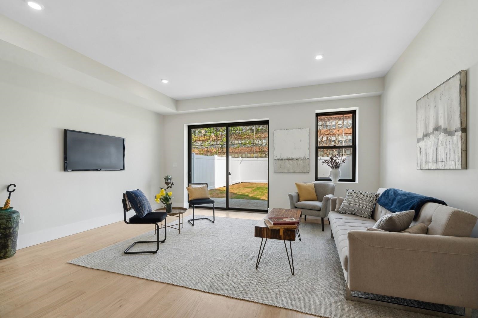 220 FREEMAN AVE Unit: 1