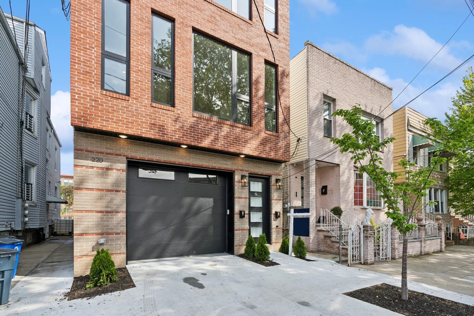 220 FREEMAN AVE Unit: 1