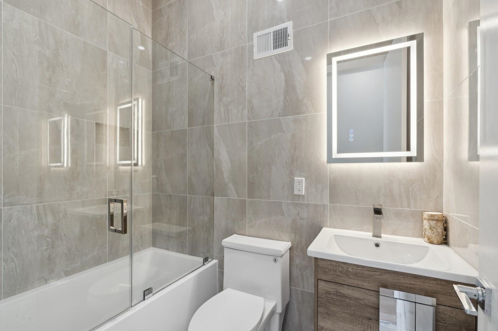 220 FREEMAN AVE Unit: 1