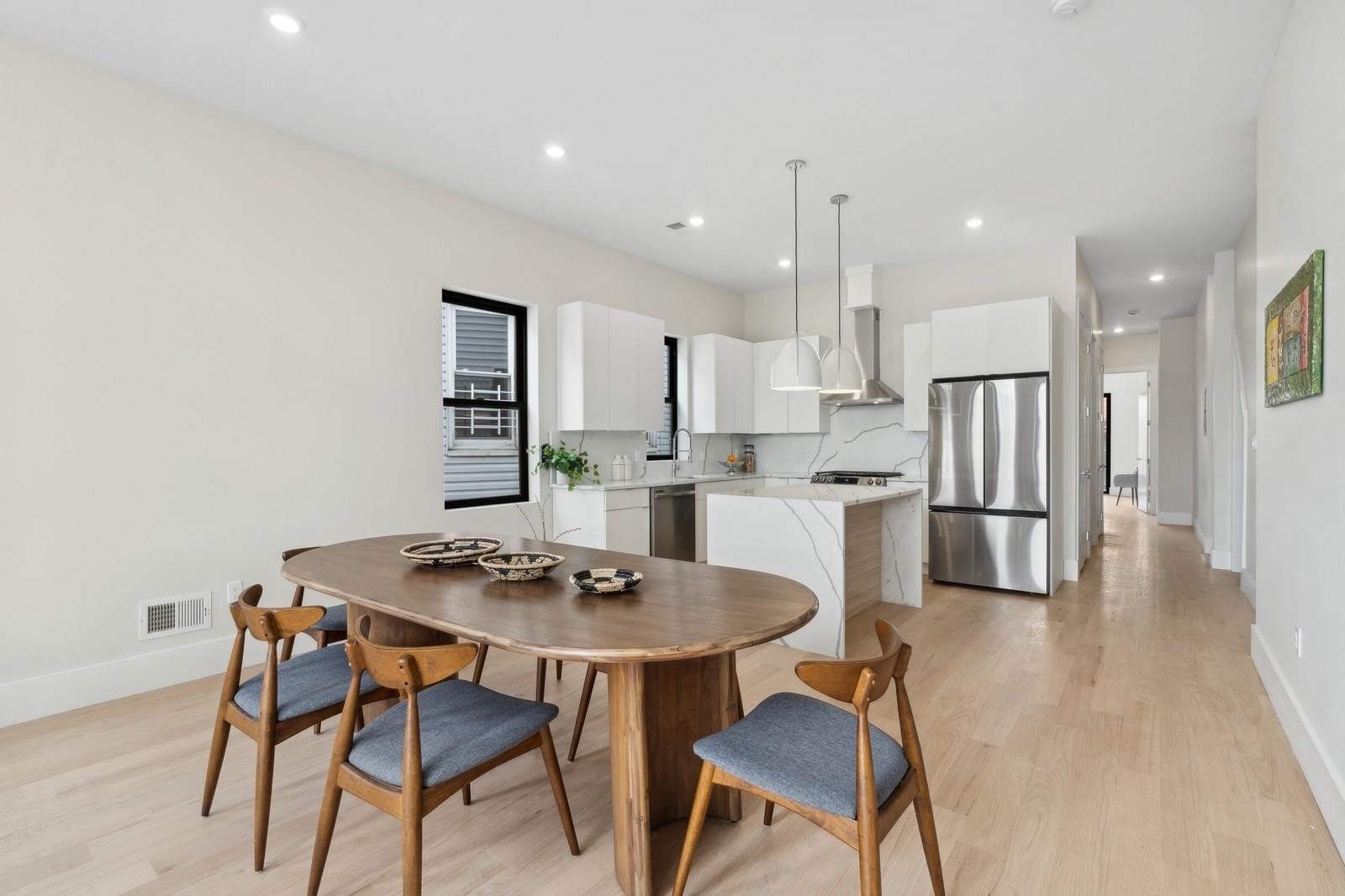 220 FREEMAN AVE Unit: 1