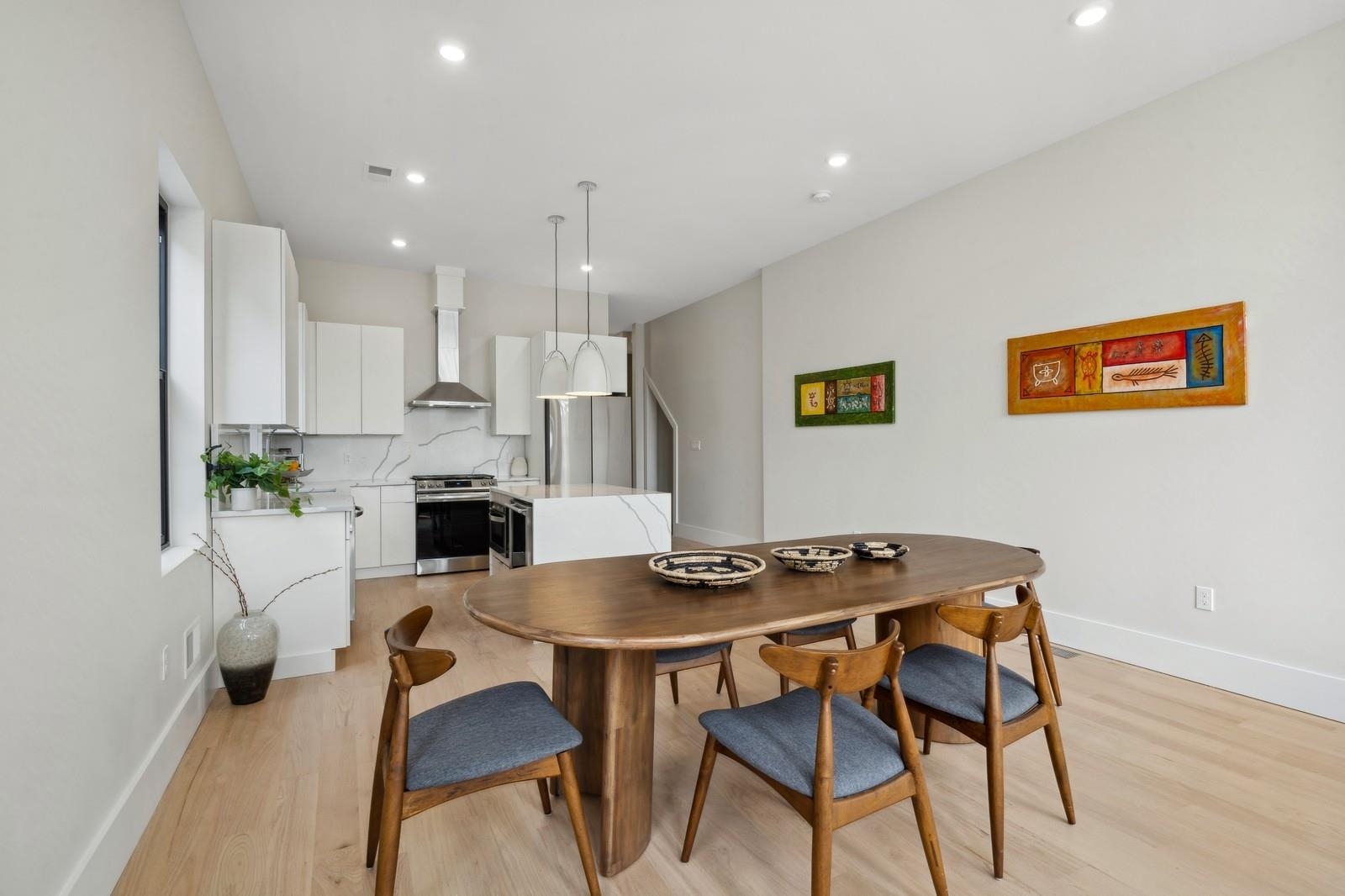 220 FREEMAN AVE Unit: 1