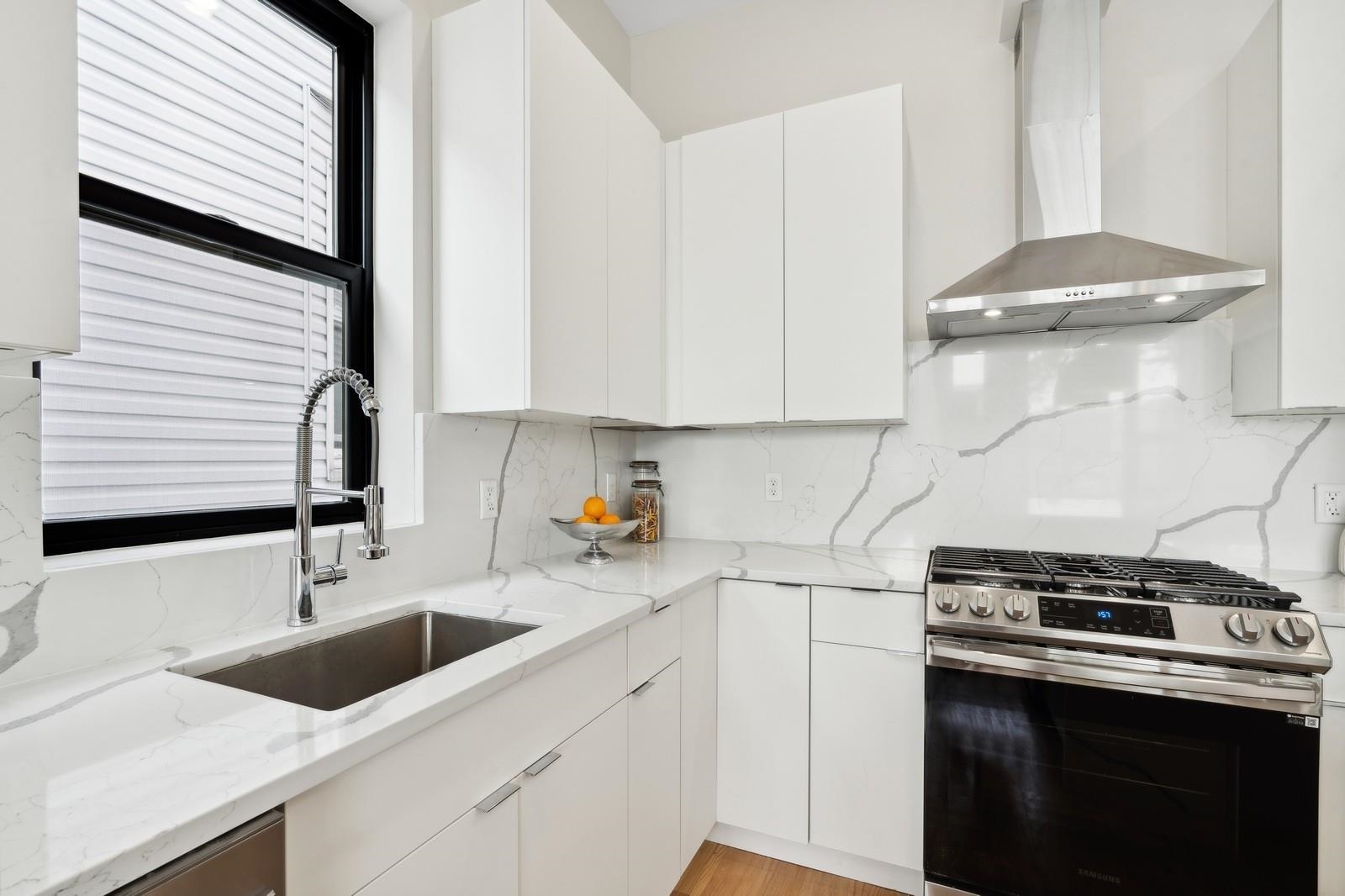 220 FREEMAN AVE Unit: 1