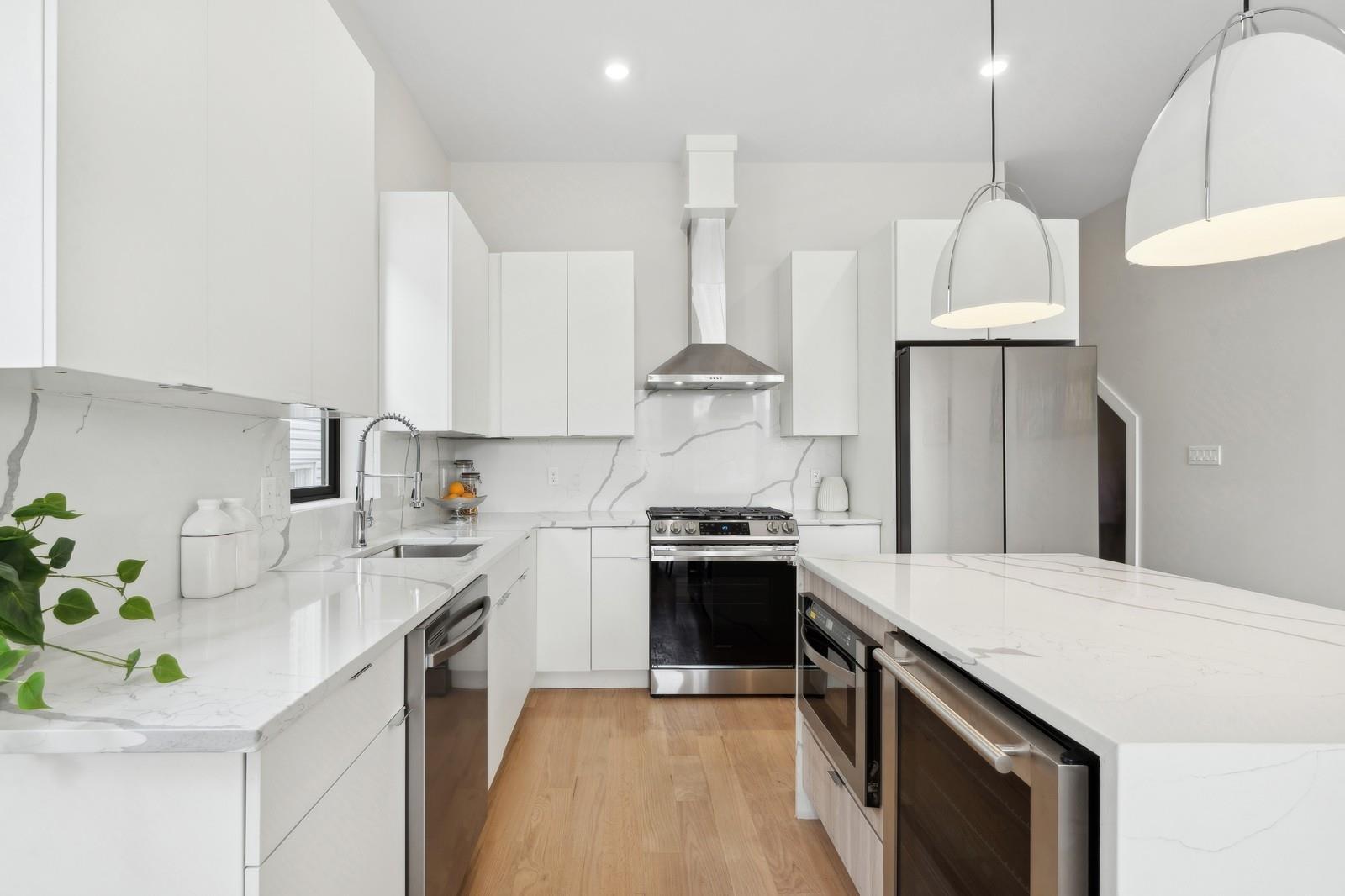 220 FREEMAN AVE Unit: 1