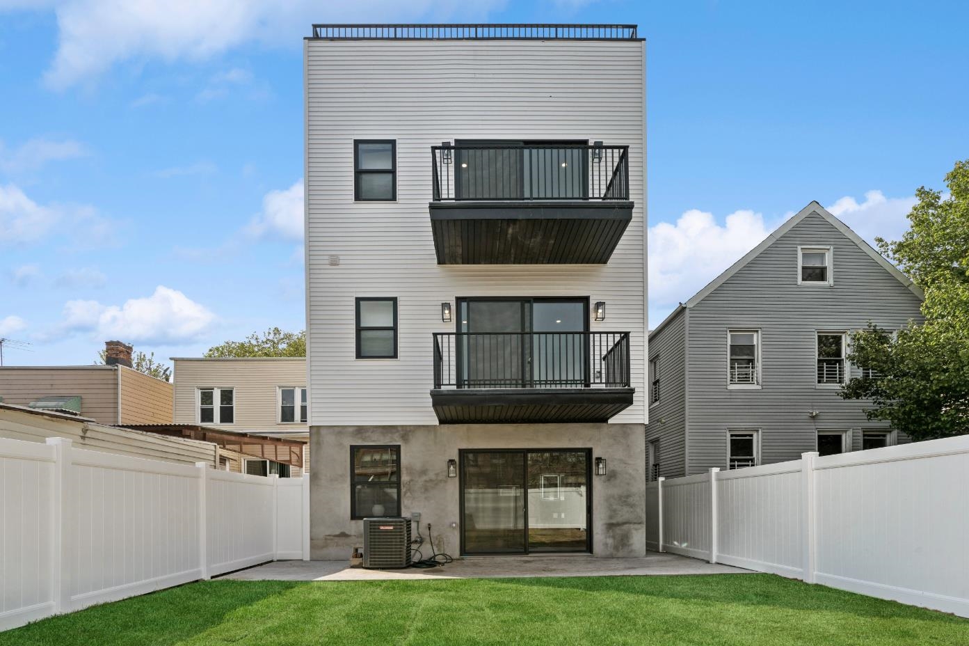 220 FREEMAN AVE