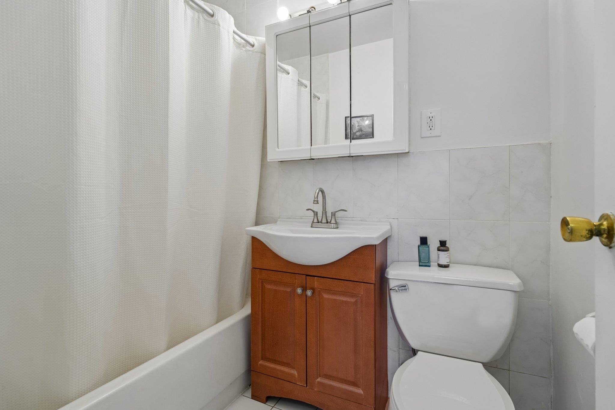 135 MONTGOMERY ST Unit: 2