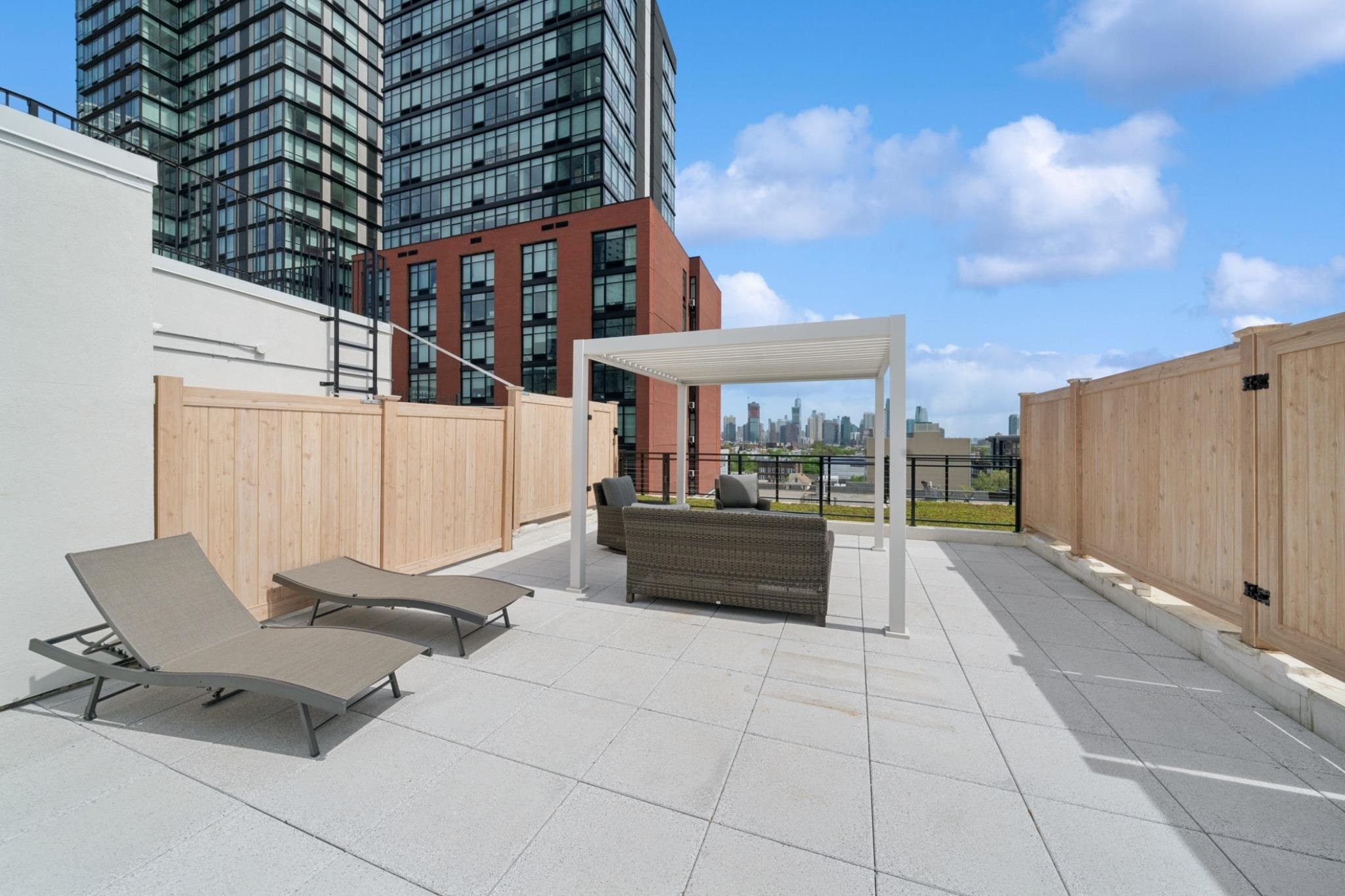 32 JONES ST Unit: 202