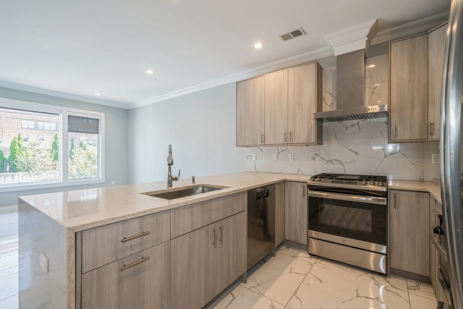 225 COLUMBIA AVE Unit: 1