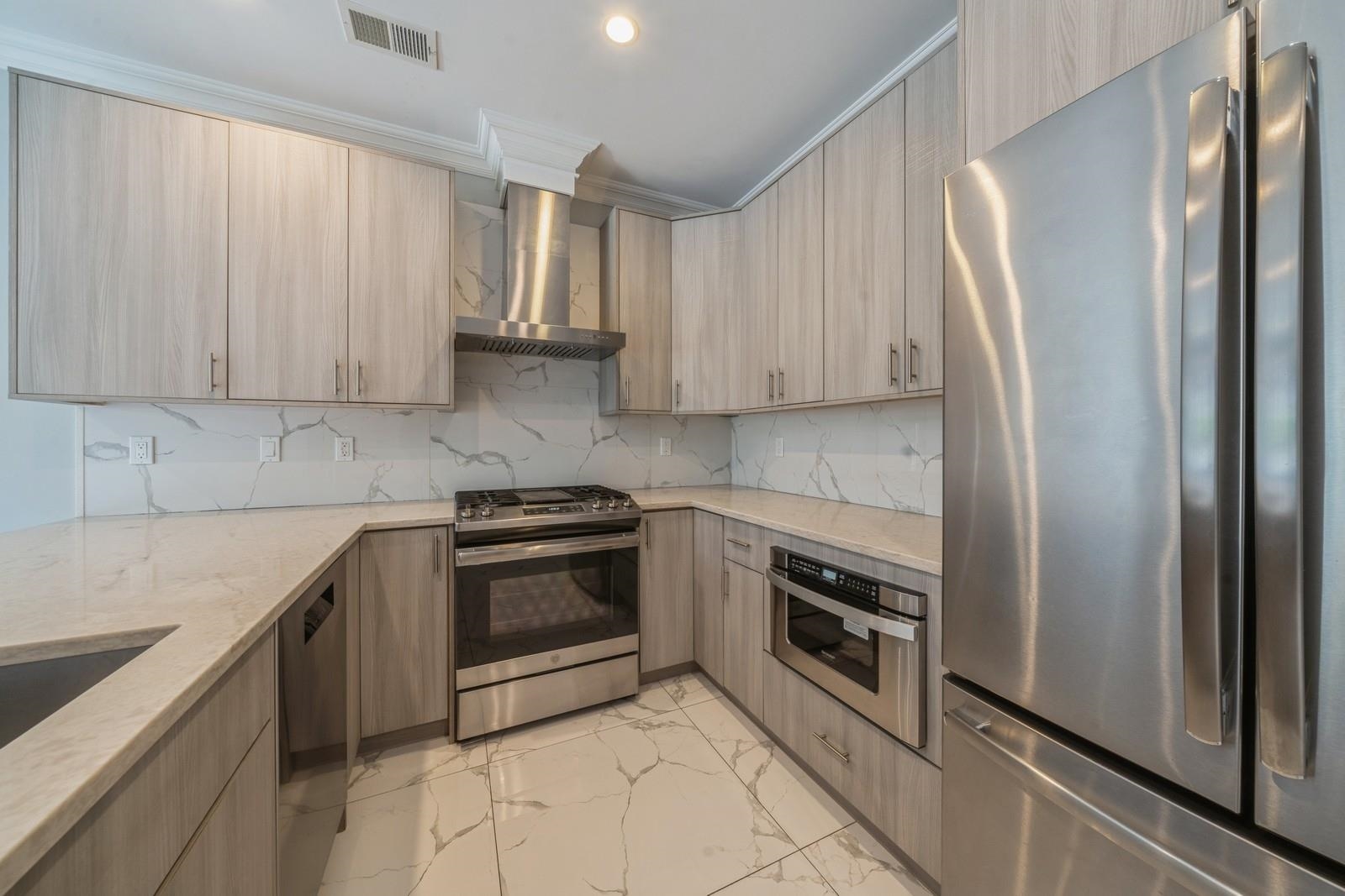 225 COLUMBIA AVE Unit: 1