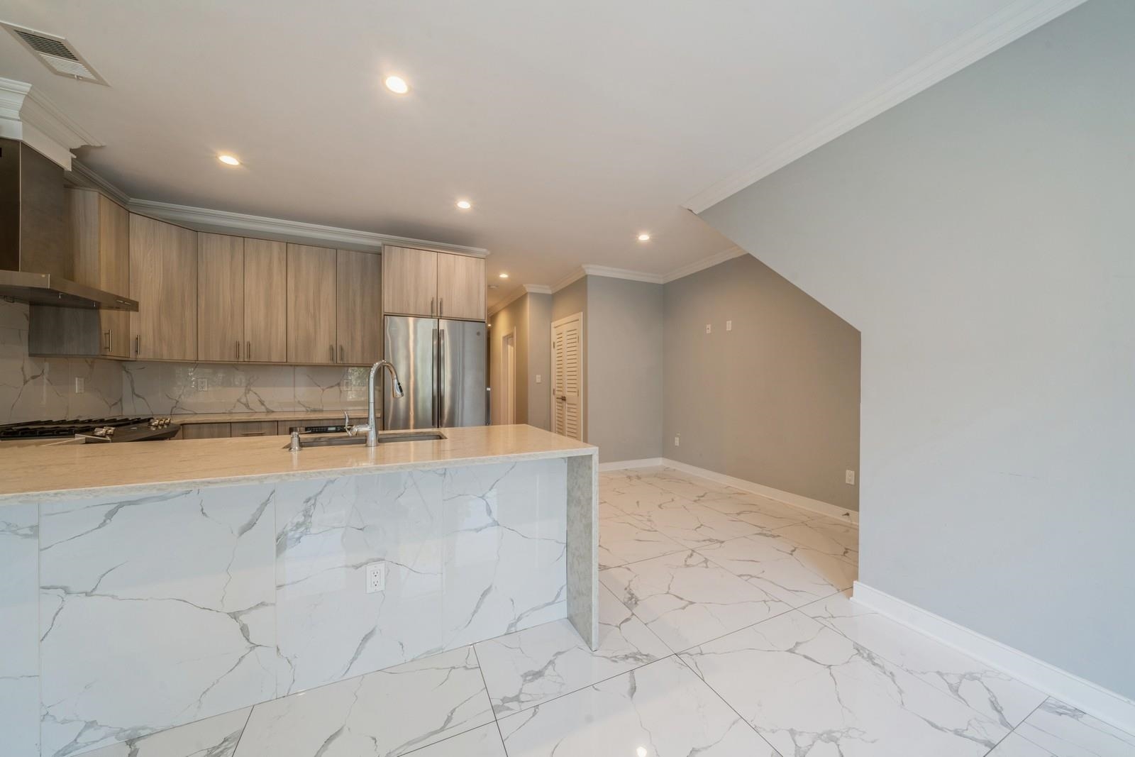 225 COLUMBIA AVE Unit: 1