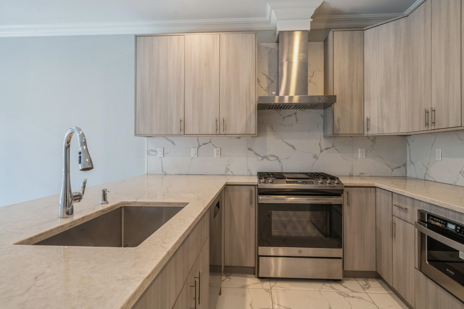 225 COLUMBIA AVE Unit: 1