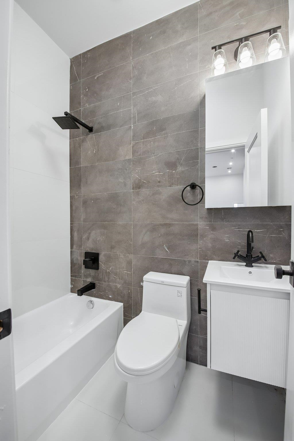 113 LINCOLN ST Unit: 2L