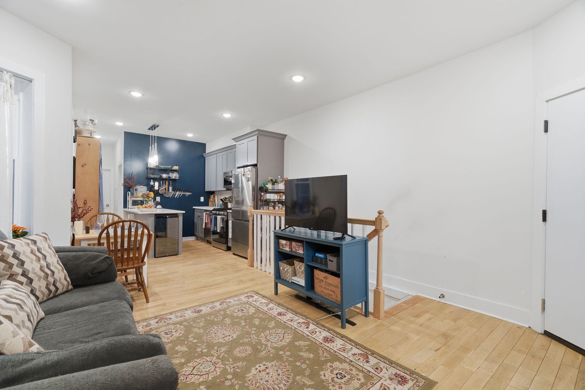 684 SUMMIT AVE Unit: 1