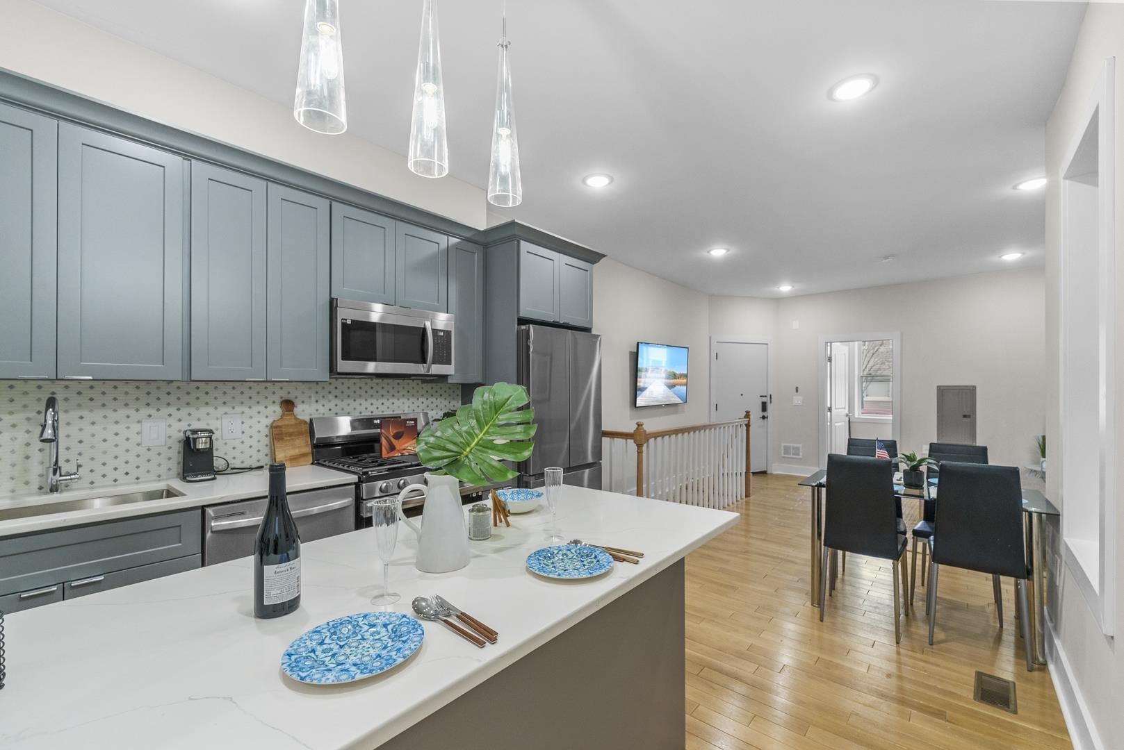 684 SUMMIT AVE Unit: 1