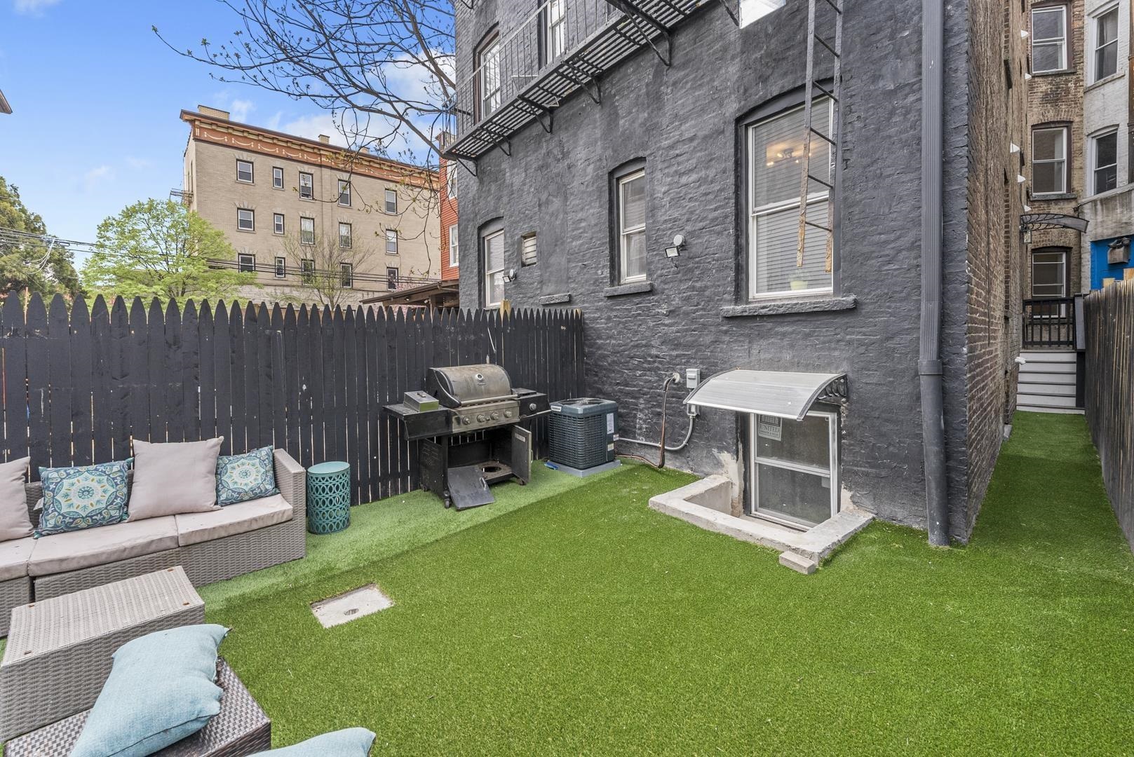 684 SUMMIT AVE Unit: 1