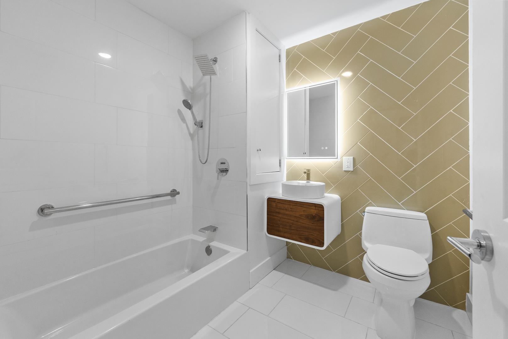 684 SUMMIT AVE Unit: 1