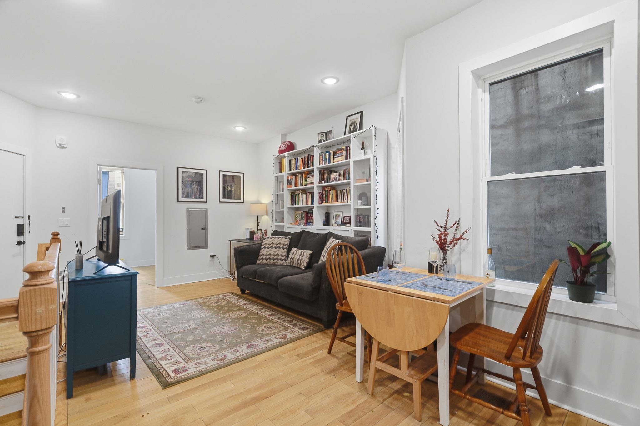 684 SUMMIT AVE Unit: 1