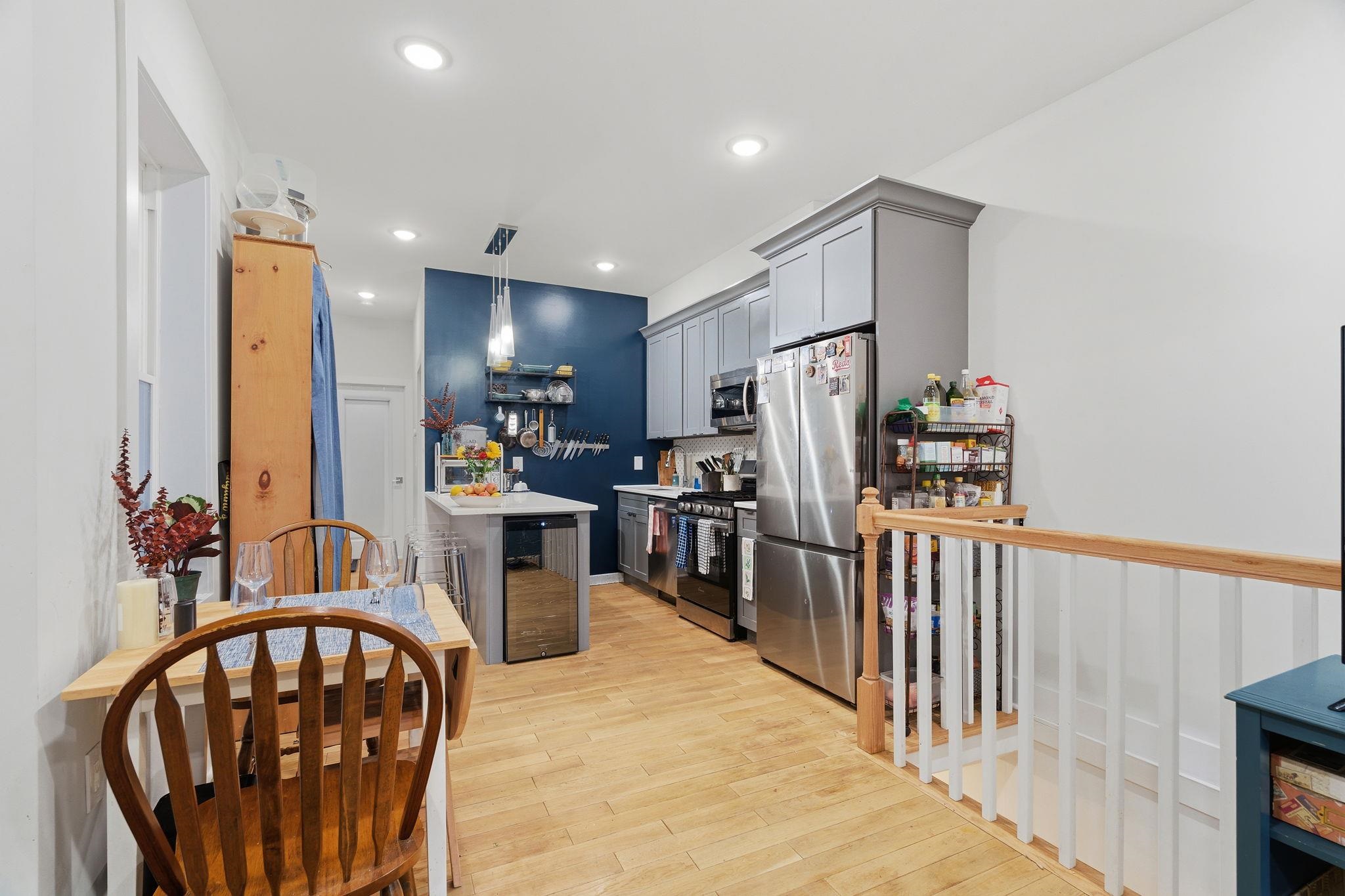 684 SUMMIT AVE Unit: 1