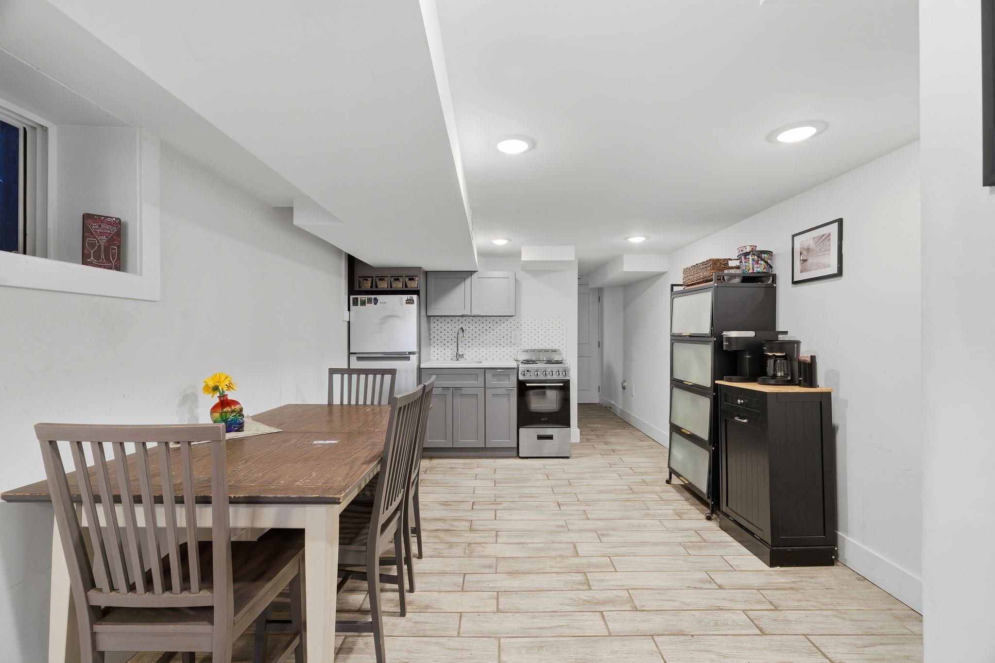 684 SUMMIT AVE Unit: 1