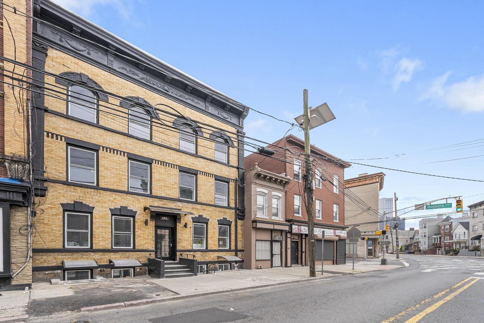 684 SUMMIT AVE Unit: 1