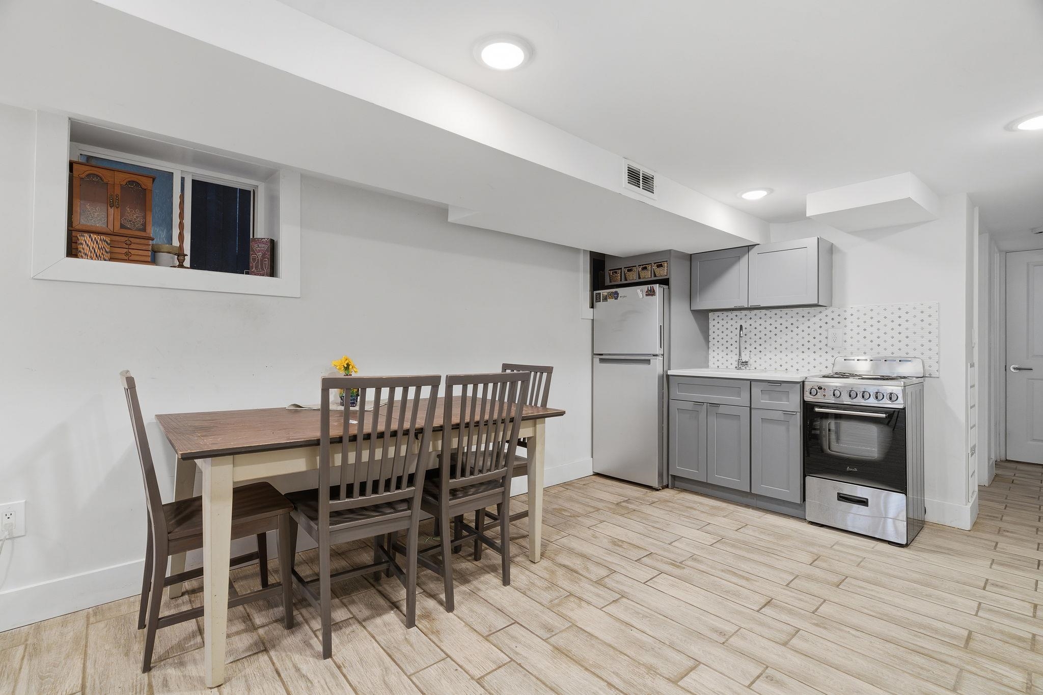 684 SUMMIT AVE Unit: 1