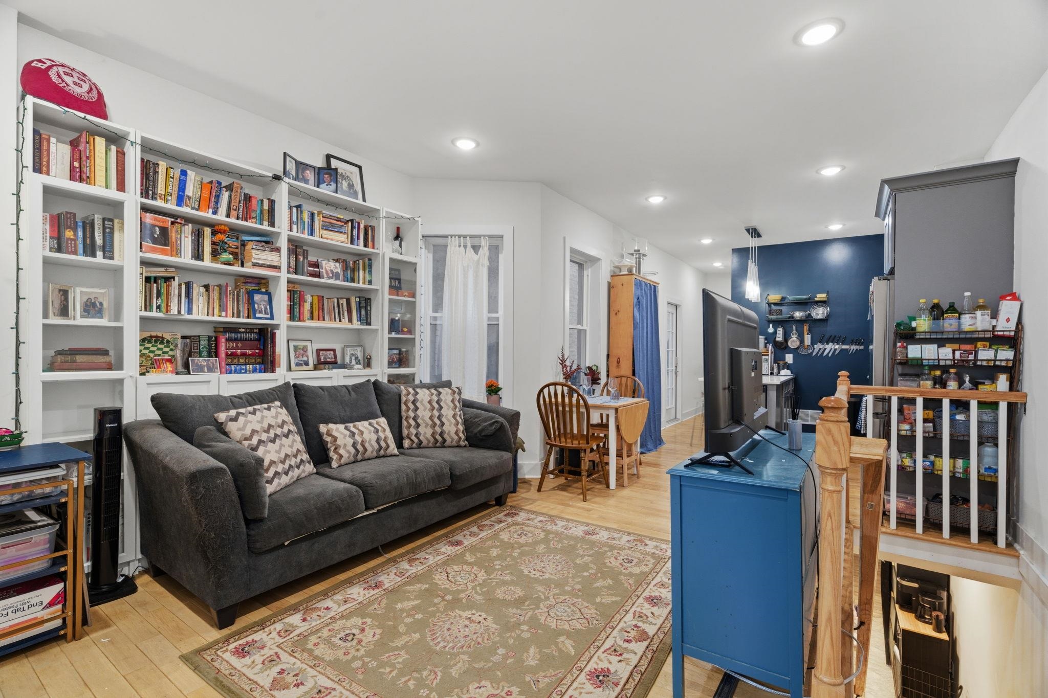 684 SUMMIT AVE Unit: 1