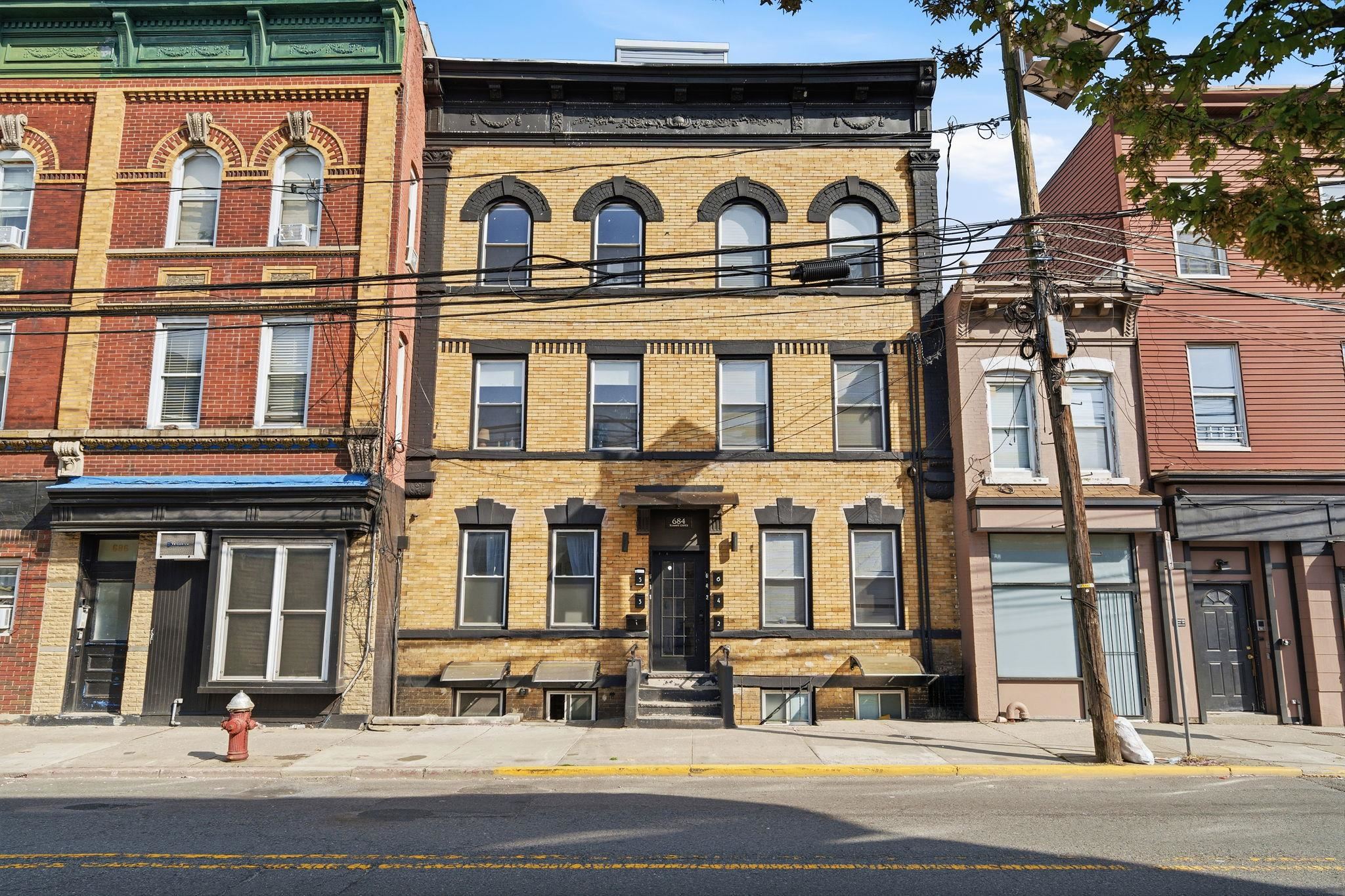 684 SUMMIT AVE Unit: 1