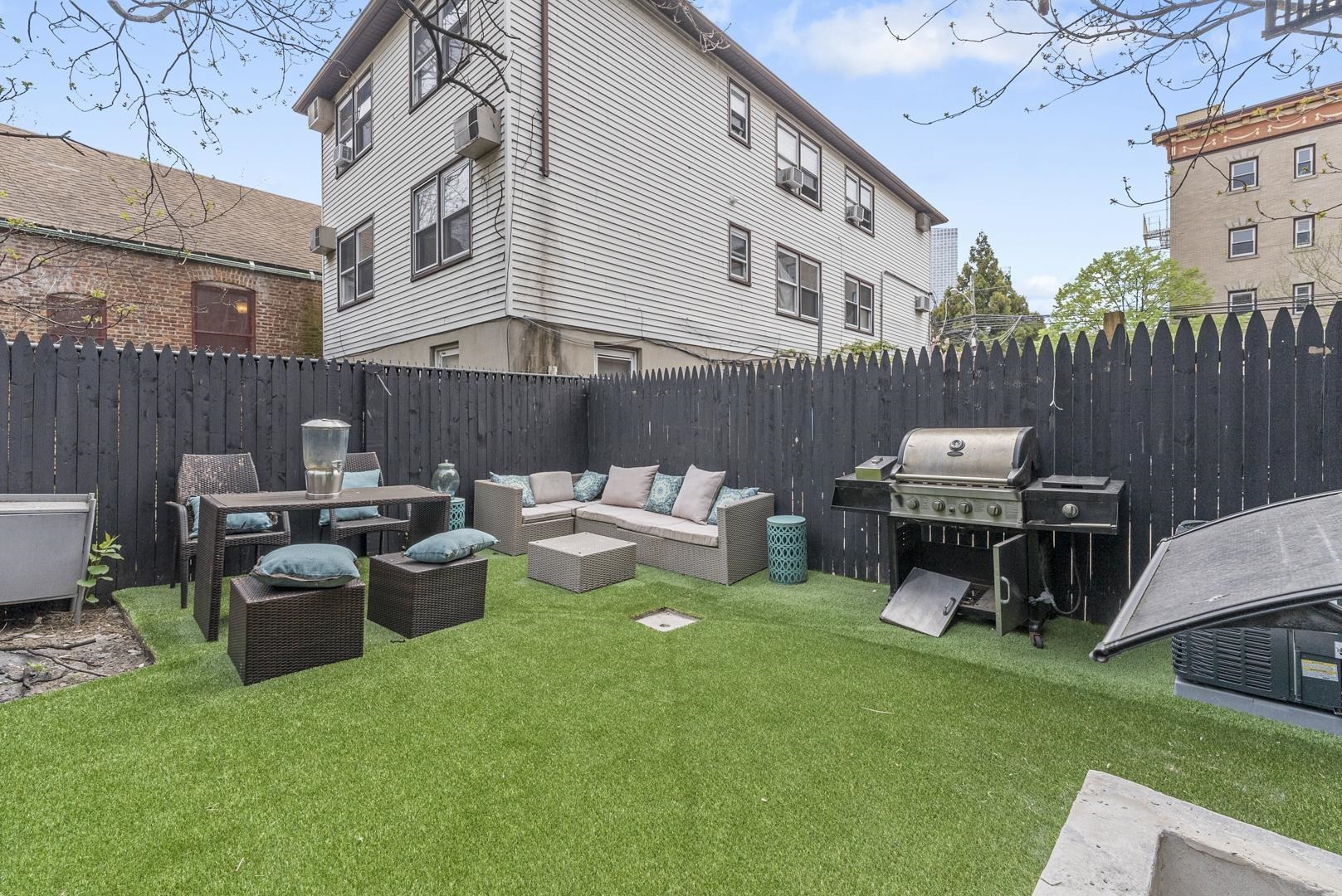 684 SUMMIT AVE Unit: 1