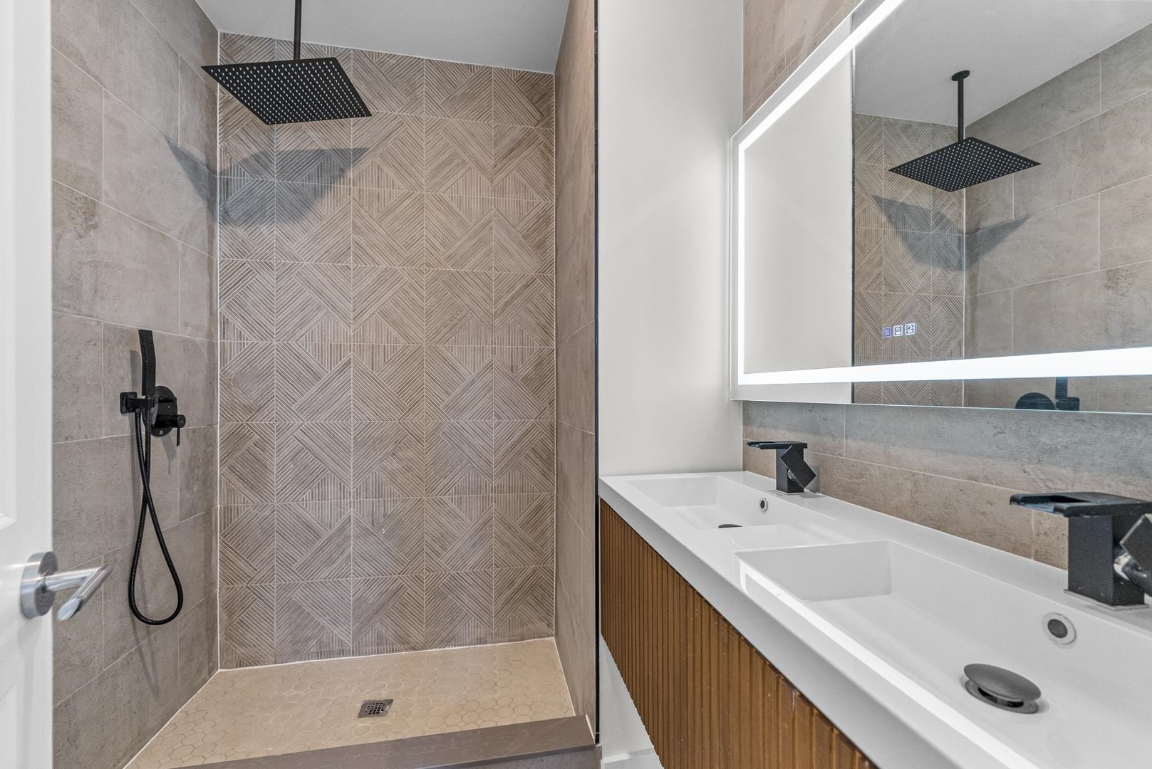 684 SUMMIT AVE Unit: 1