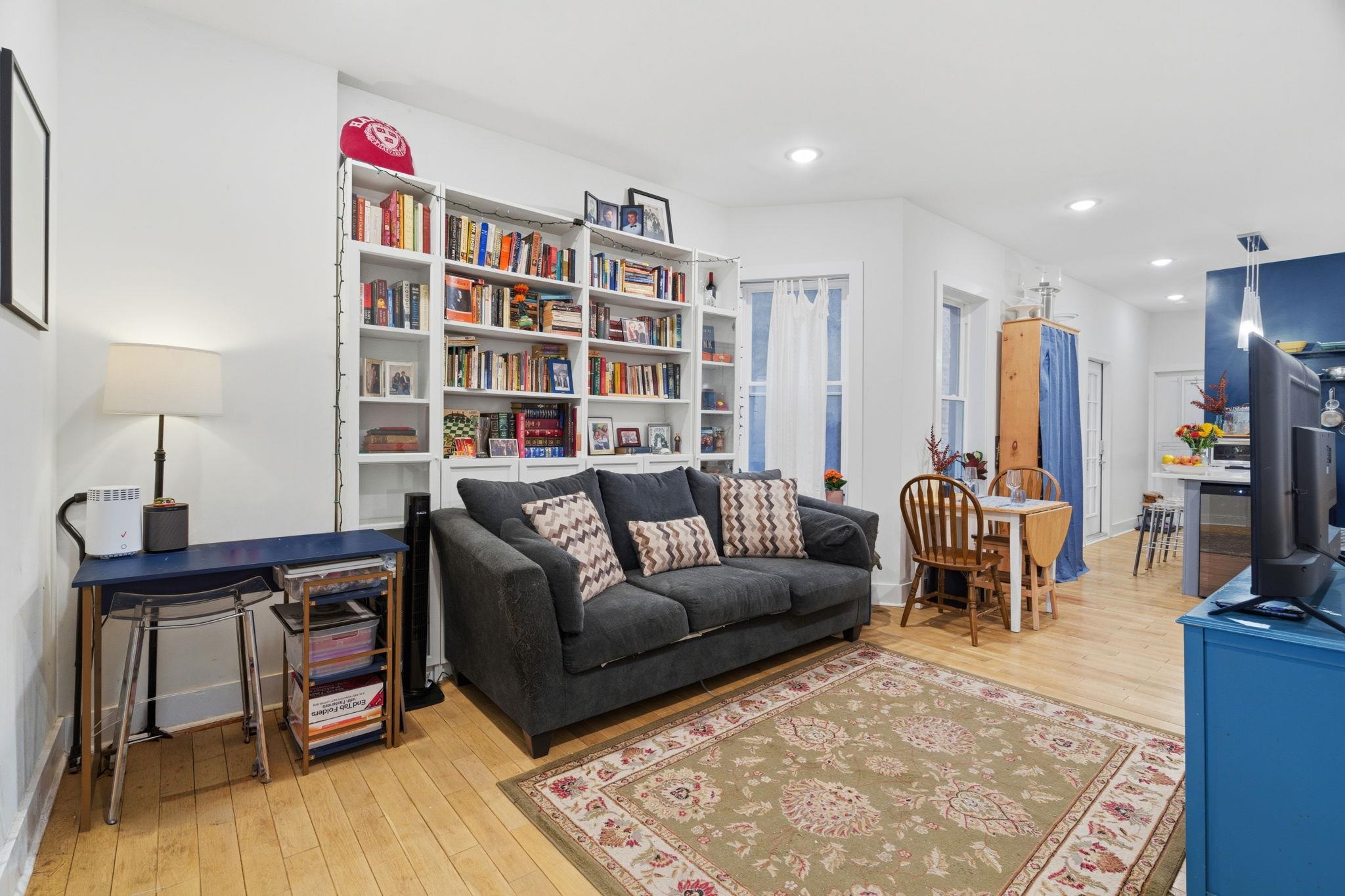 684 SUMMIT AVE Unit: 1