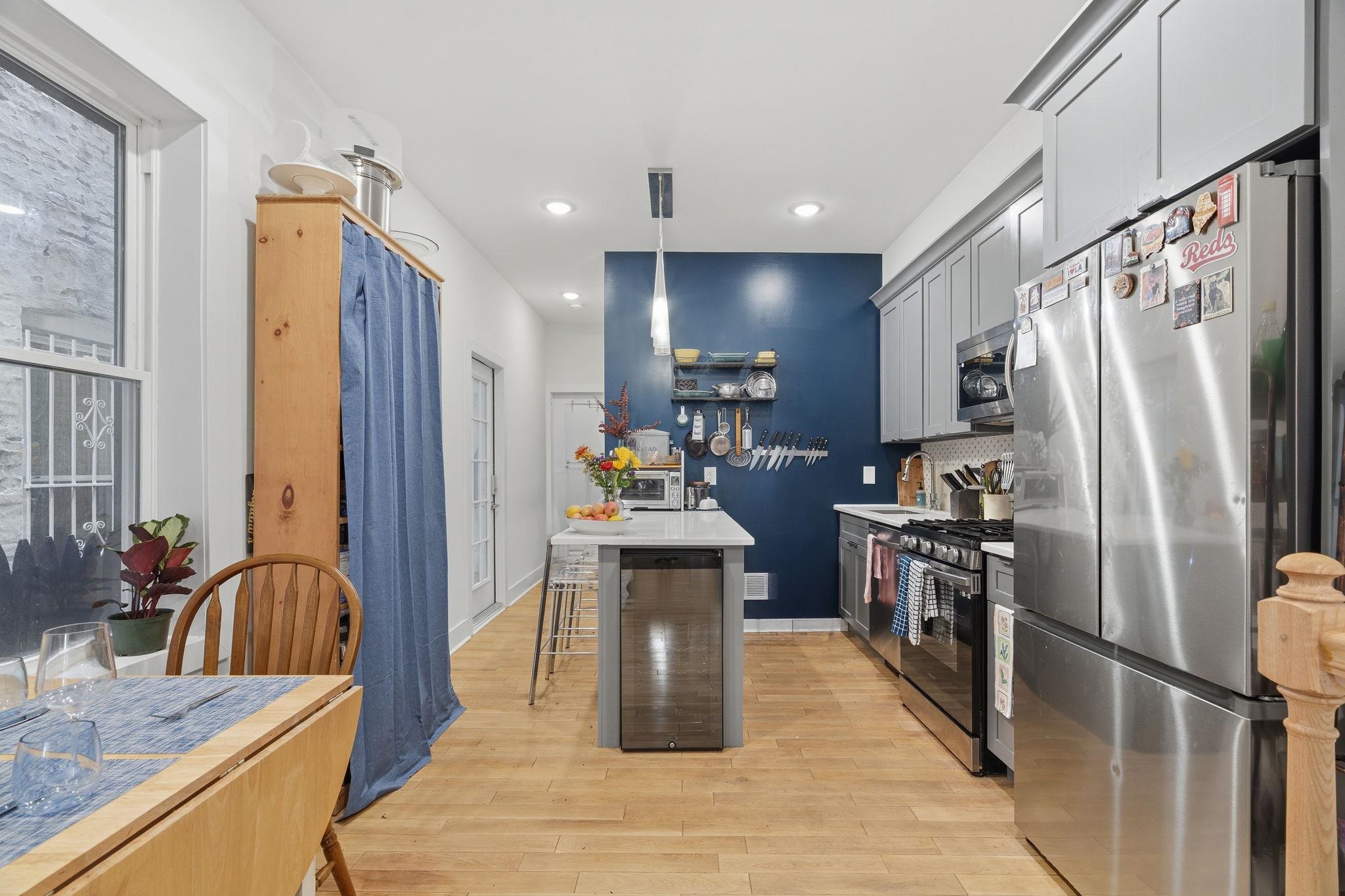 684 SUMMIT AVE Unit: 1