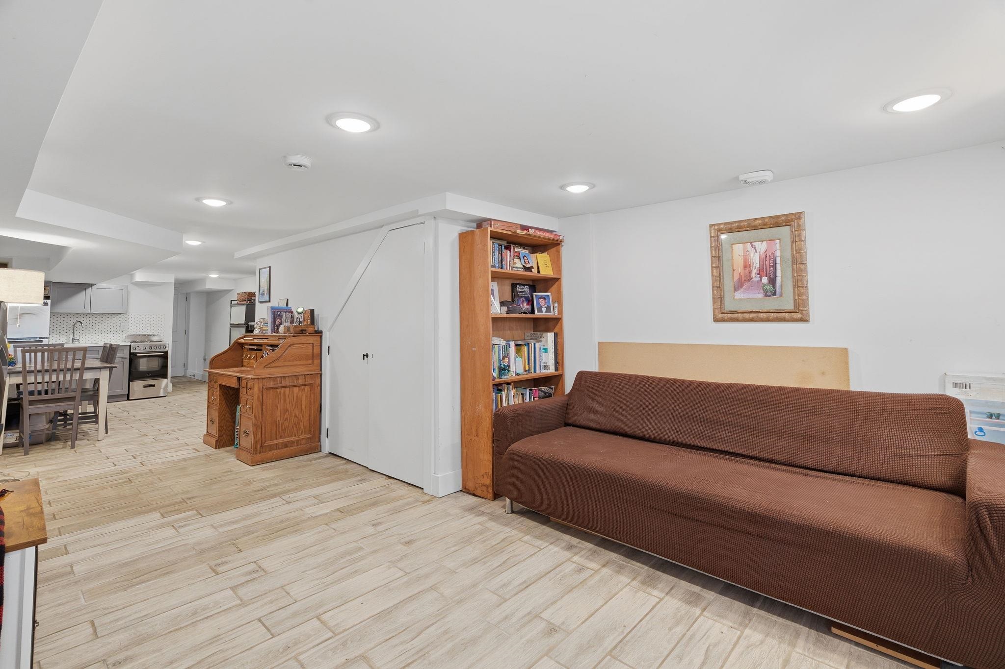 684 SUMMIT AVE Unit: 1