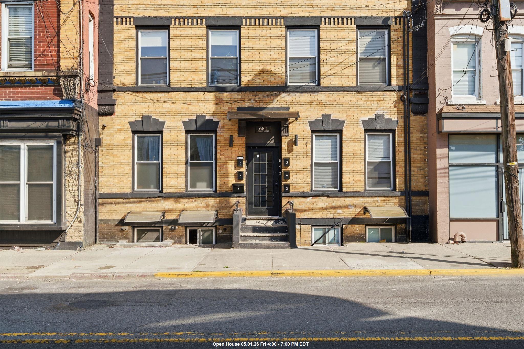 684 SUMMIT AVE Unit: 1